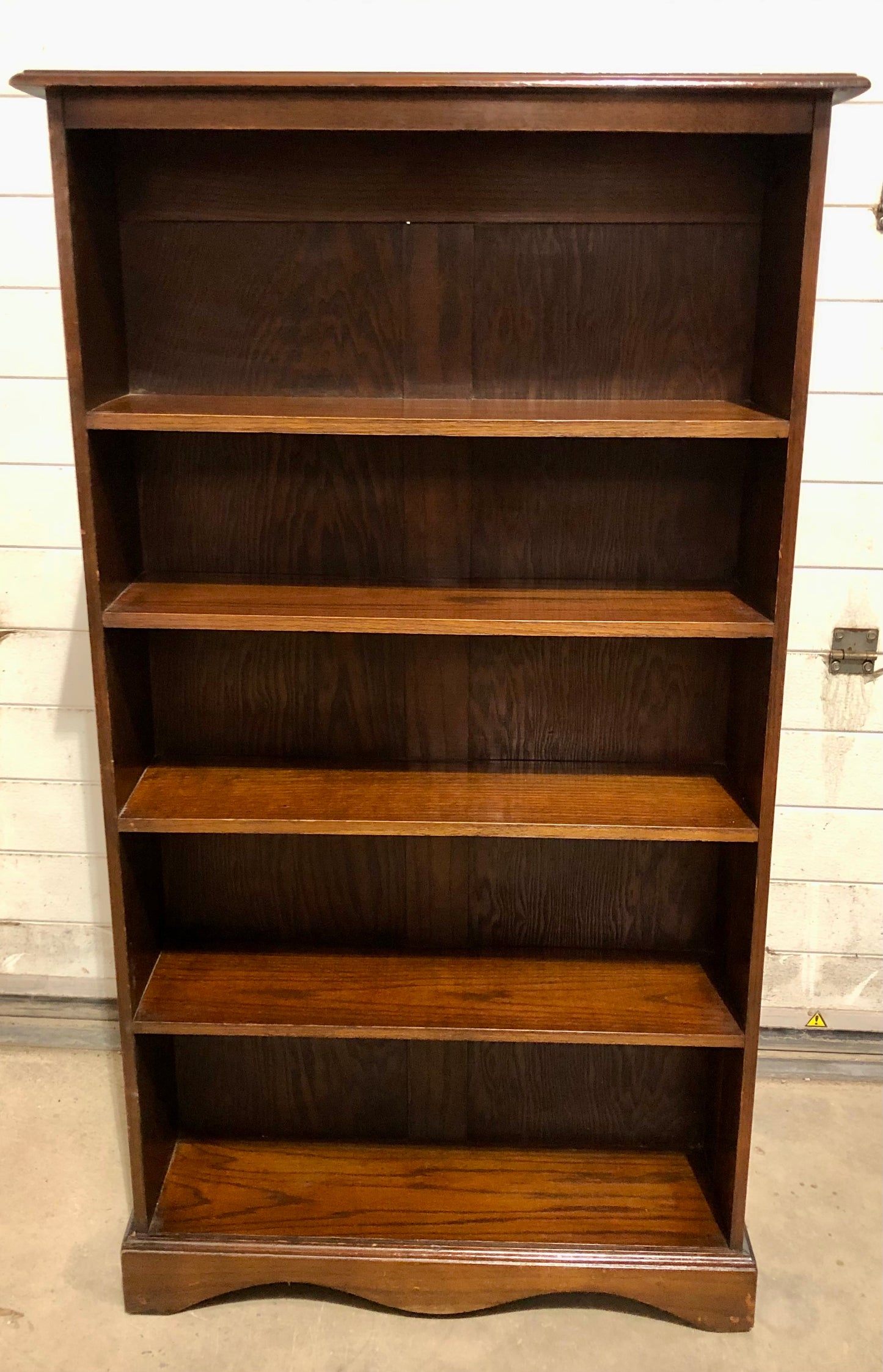 000731....Handsome Vintage Oak Bookcase / Bookshelves ( solod )