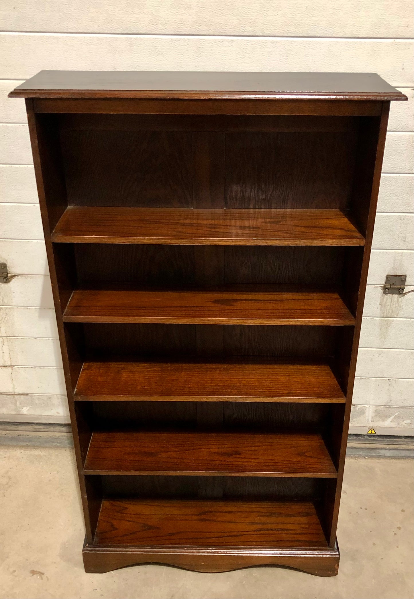 000731....Handsome Vintage Oak Bookcase / Bookshelves ( solod )