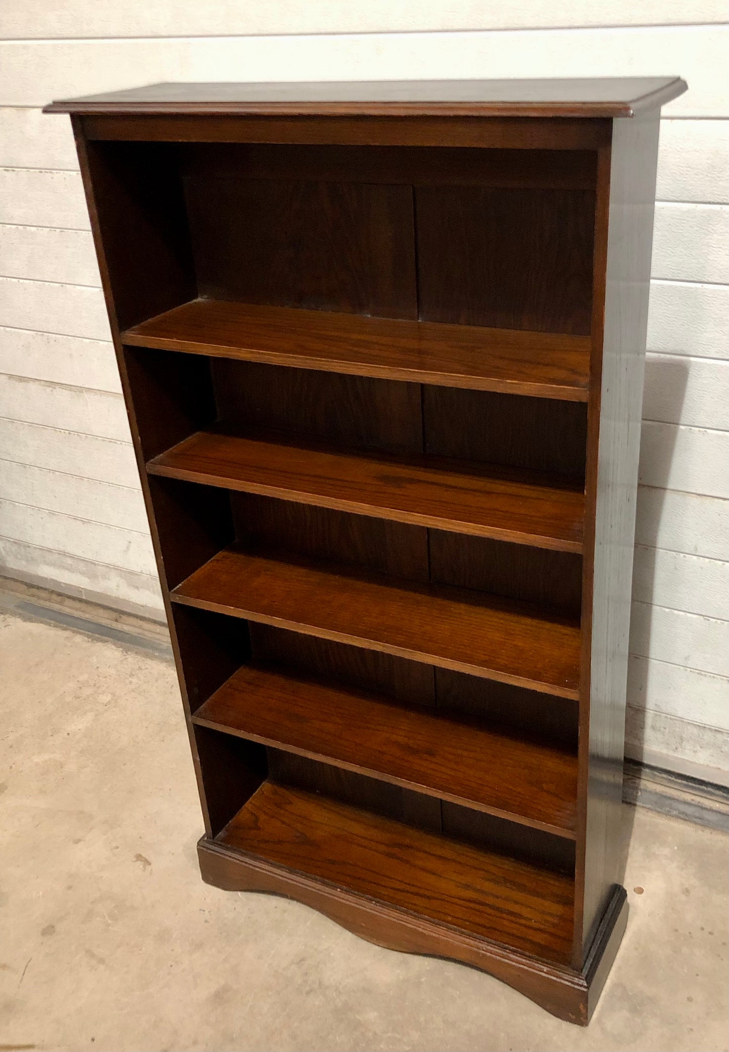 000731....Handsome Vintage Oak Bookcase / Bookshelves ( solod )