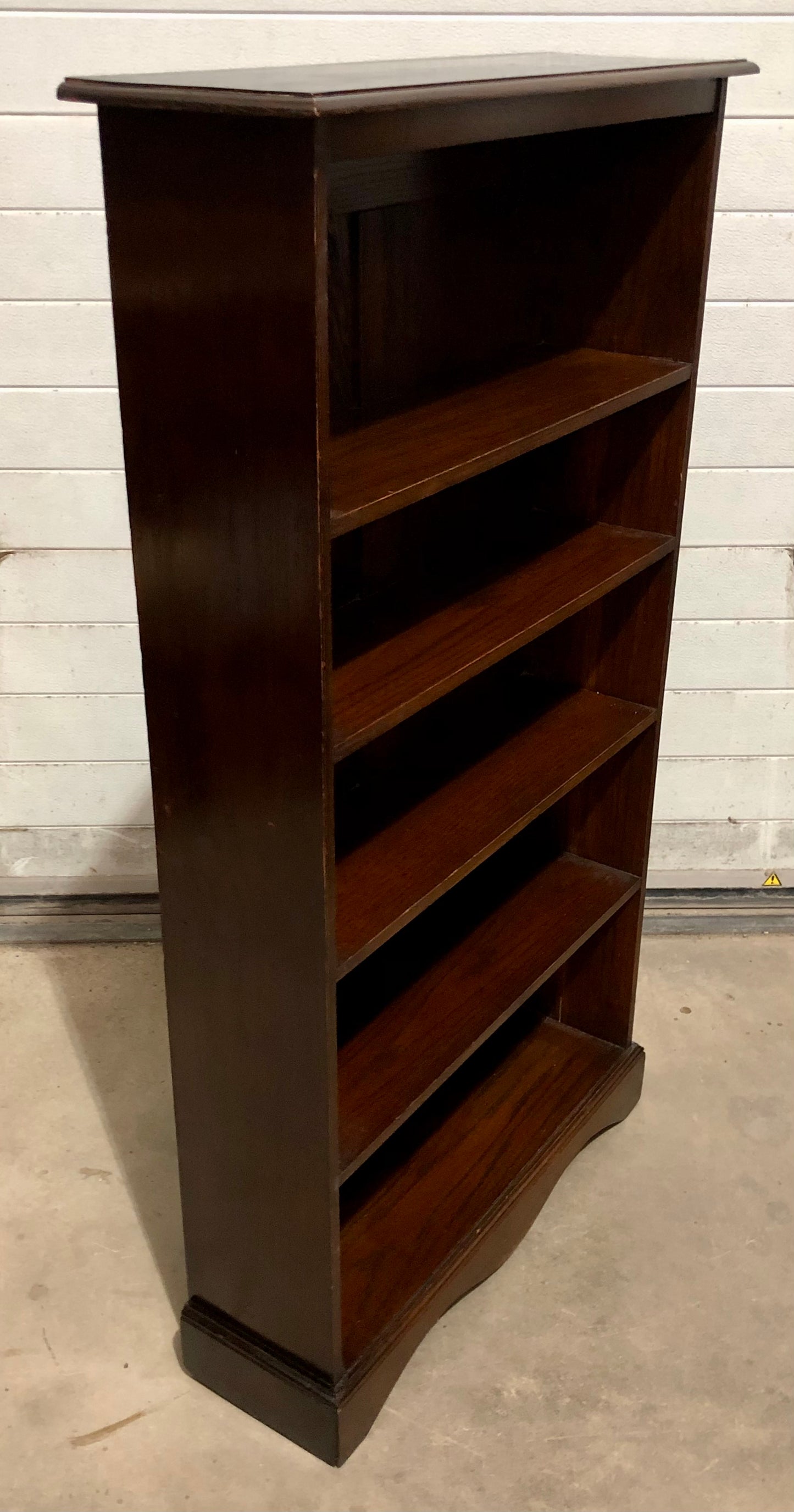 000731....Handsome Vintage Oak Bookcase / Bookshelves ( solod )