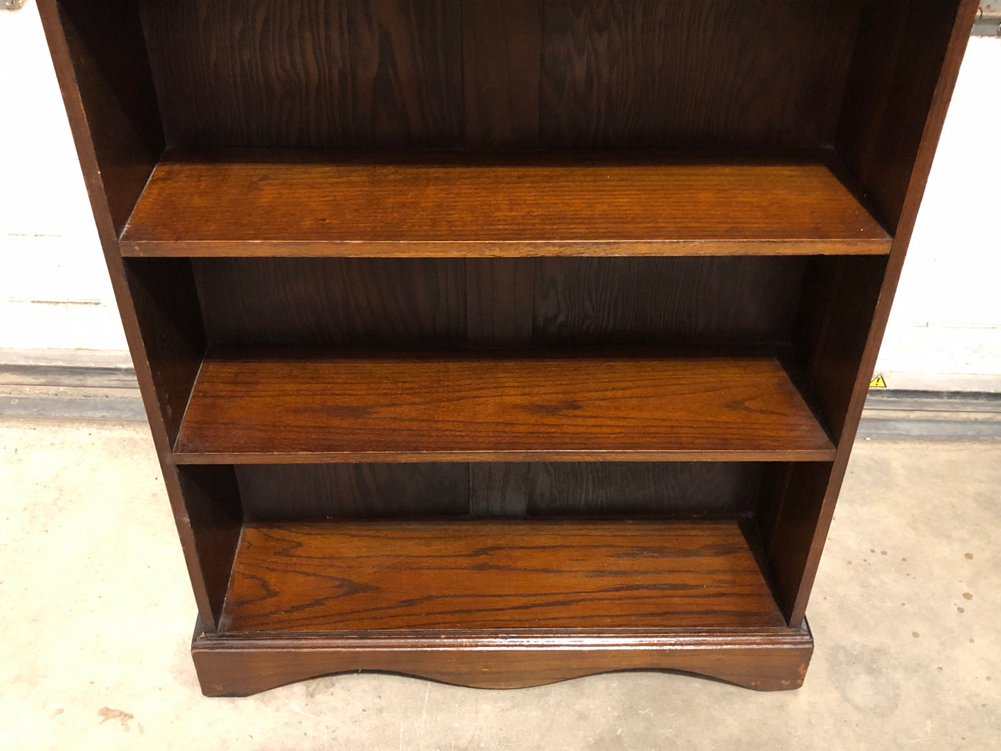 000731....Handsome Vintage Oak Bookcase / Bookshelves ( solod )