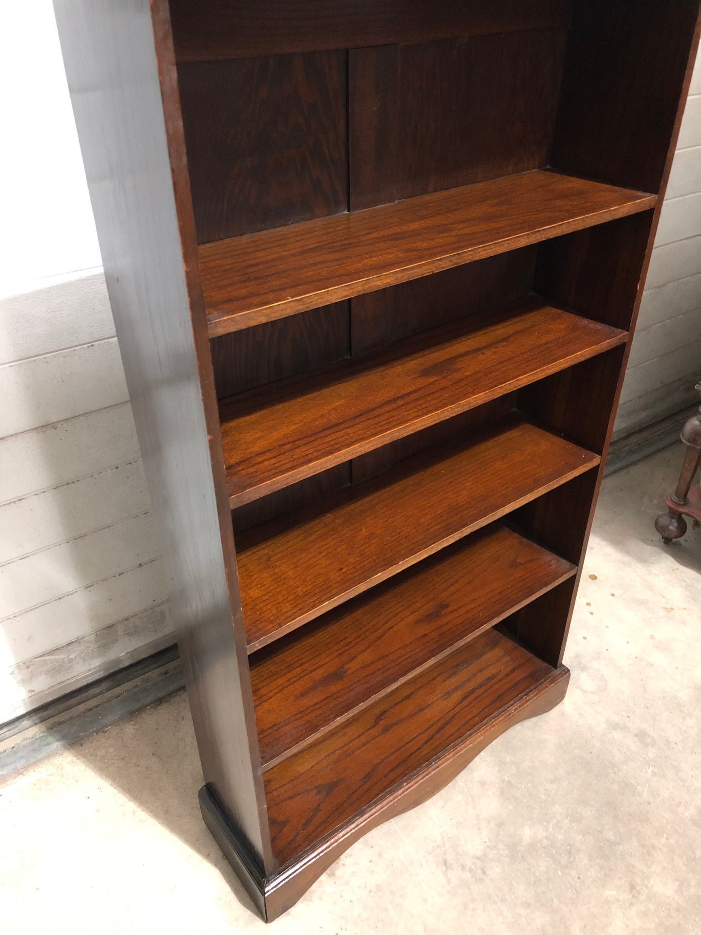 000731....Handsome Vintage Oak Bookcase / Bookshelves ( solod )