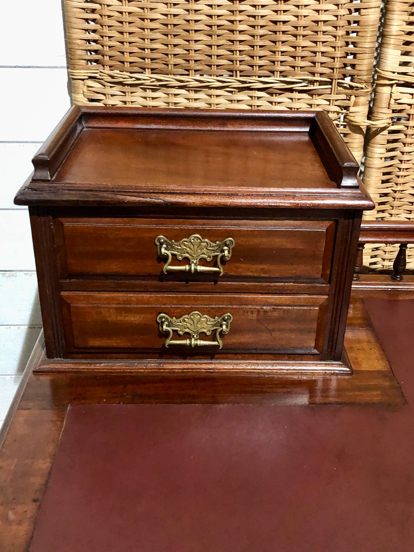000568....Handsome Large Edwardian Walnut Pedestal Desk