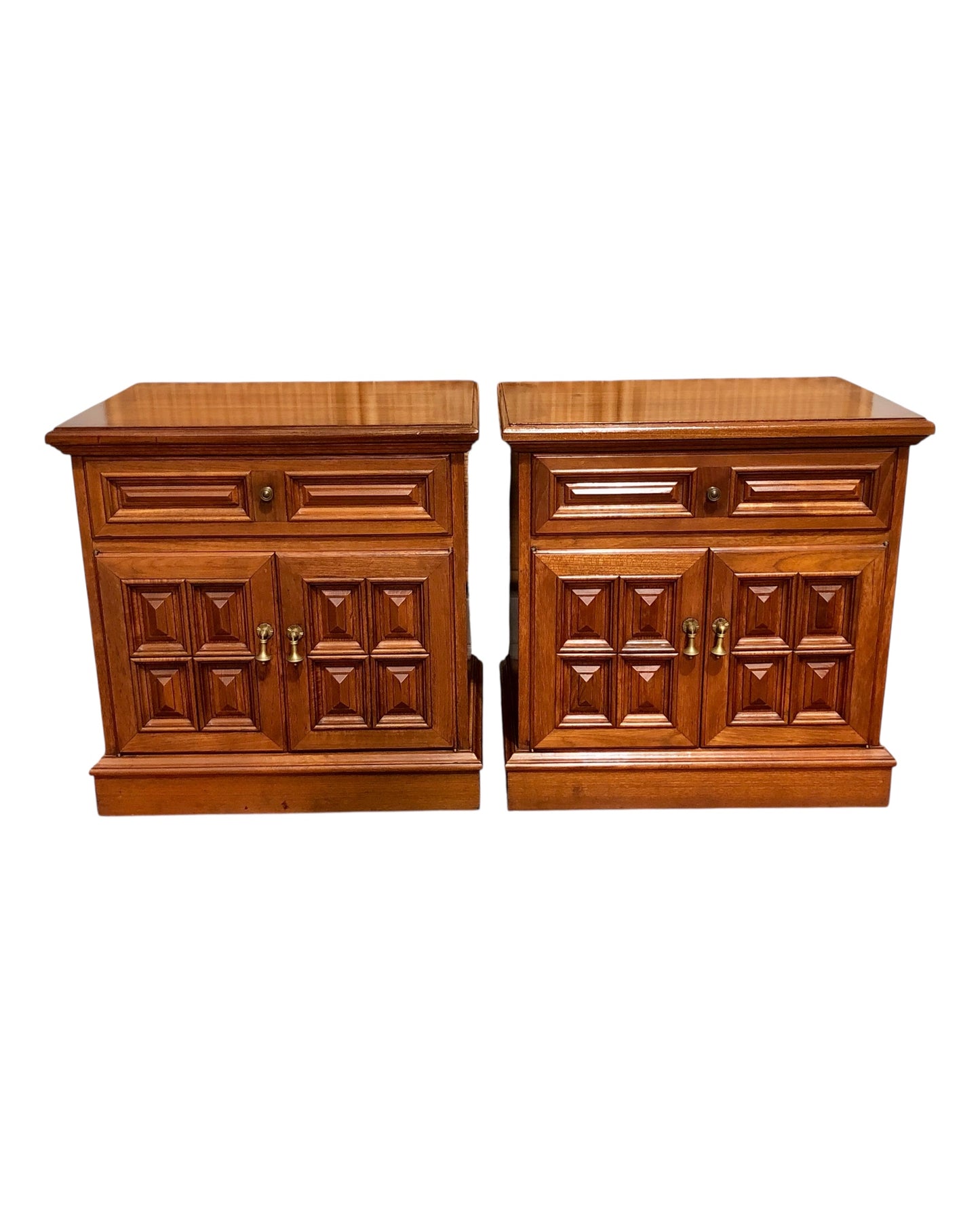 000644....Handsome Pair Of Vintage Bedside Tables