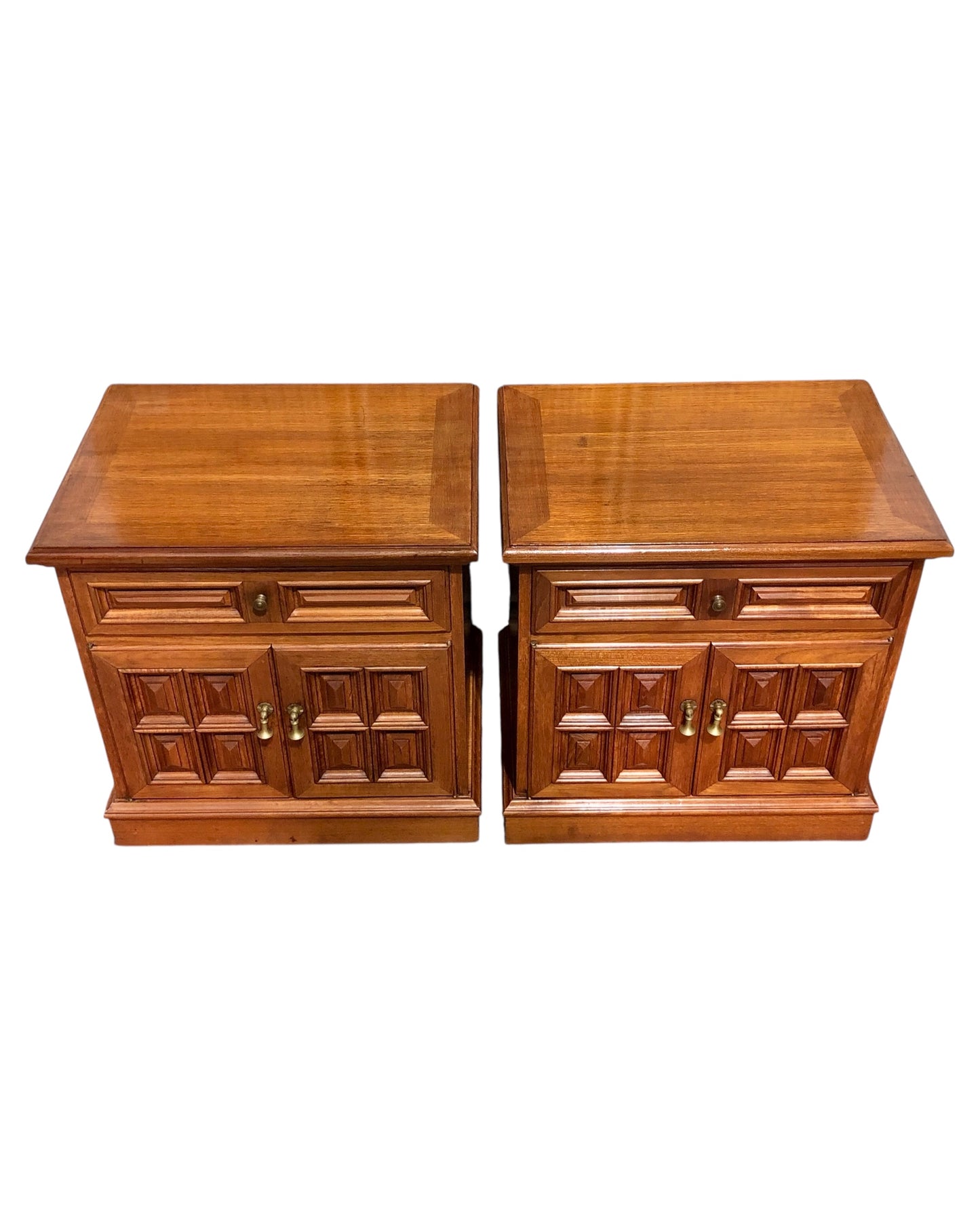 000644....Handsome Pair Of Vintage Bedside Tables
