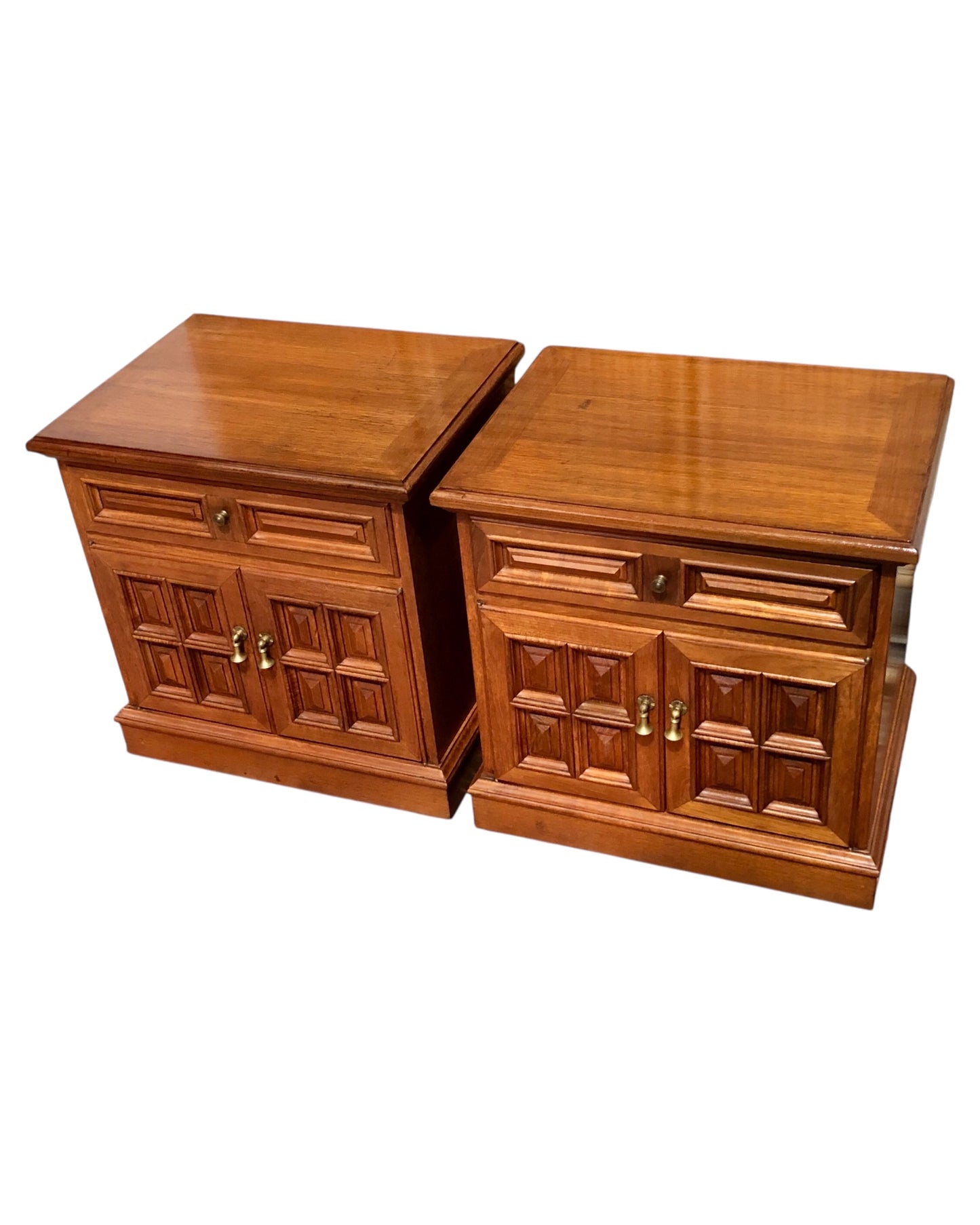 000644....Handsome Pair Of Vintage Bedside Tables