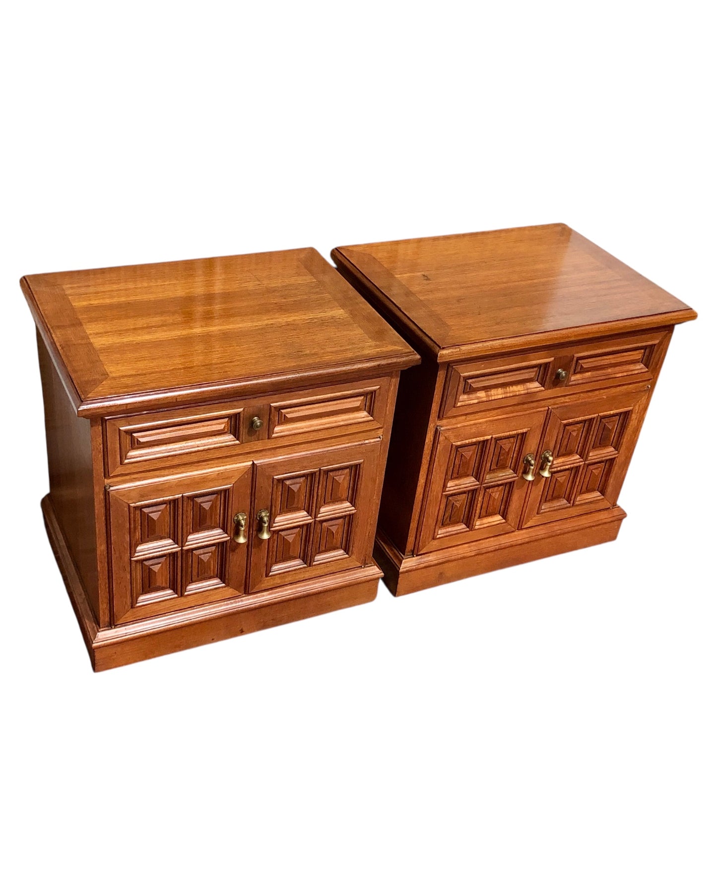 000644....Handsome Pair Of Vintage Bedside Tables