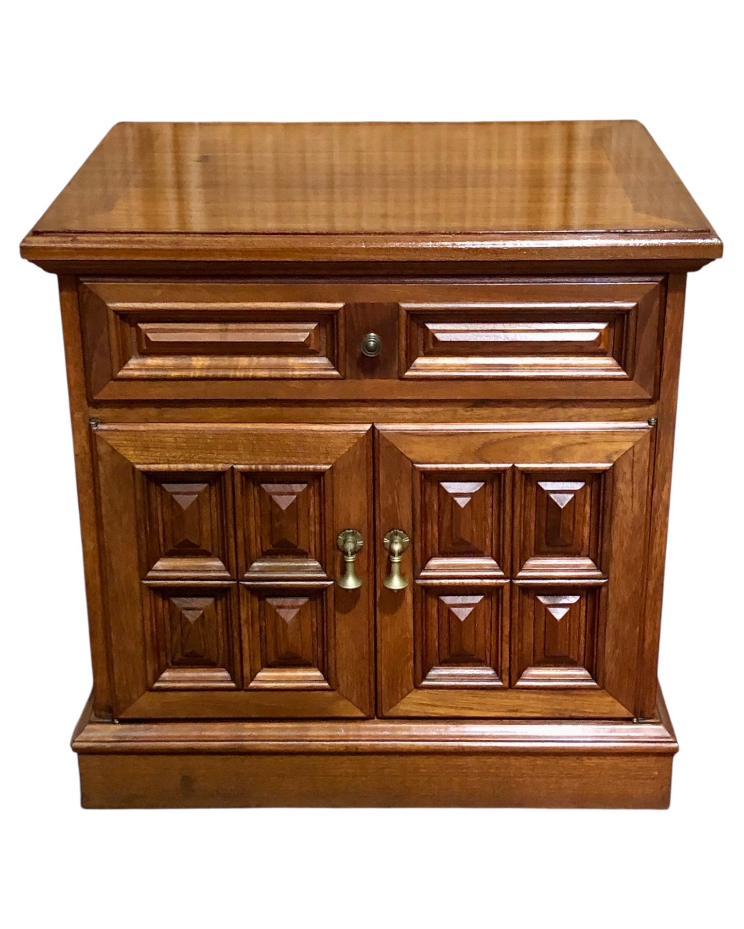 000644....Handsome Pair Of Vintage Bedside Tables