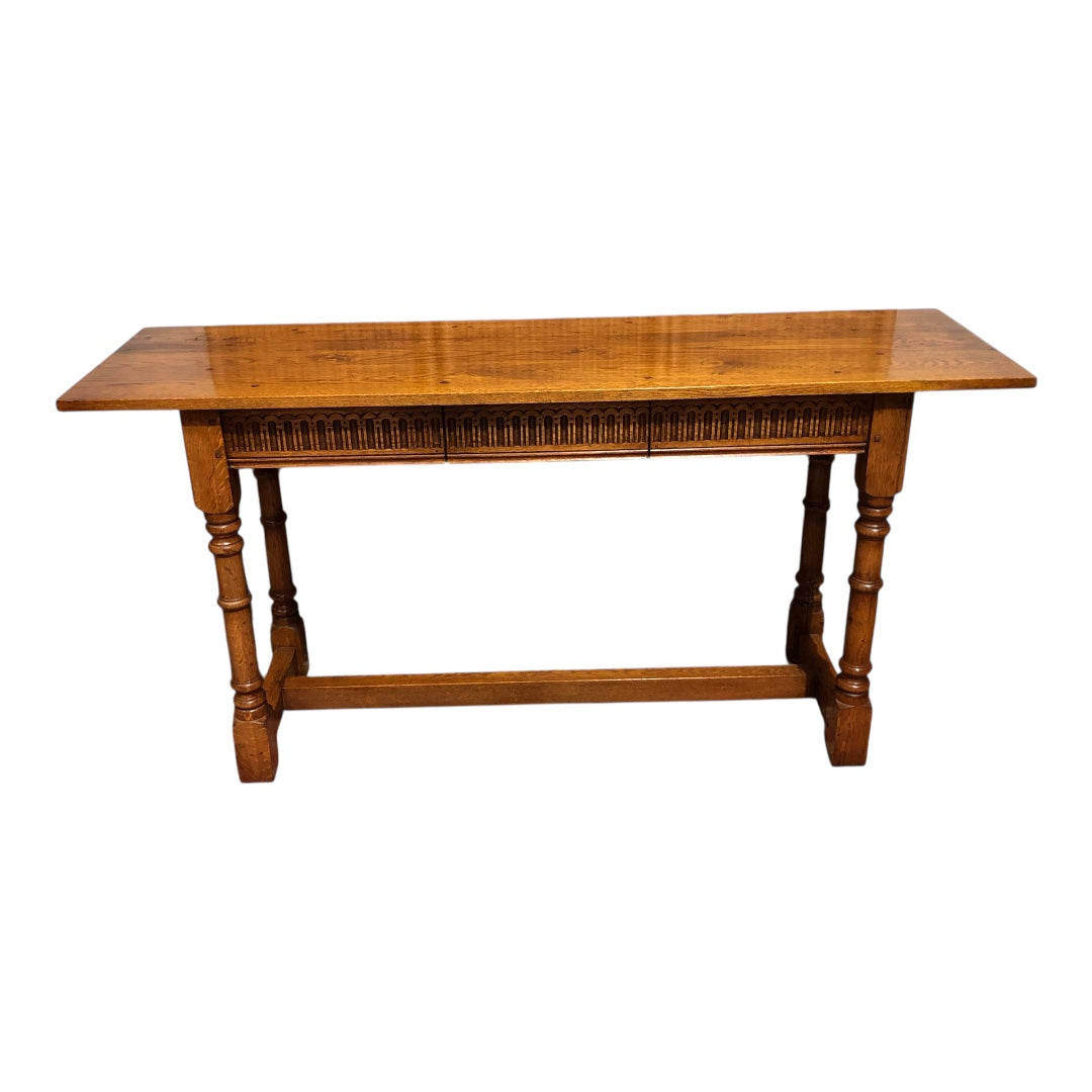 000618....Handsome Vintage Solid Oak Side/Hall Table