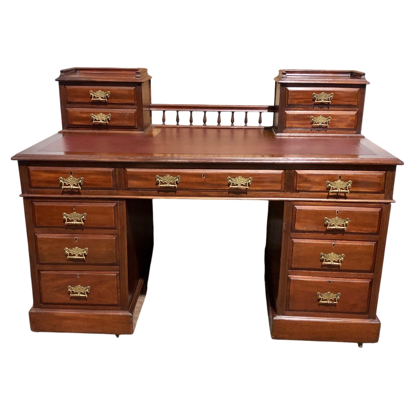 000568....Handsome Large Edwardian Walnut Pedestal Desk