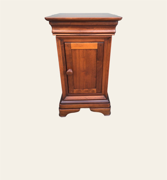 000963....Handsome Pair Of Vintage Mahogany Bedside Cabinets / Bedside Tables