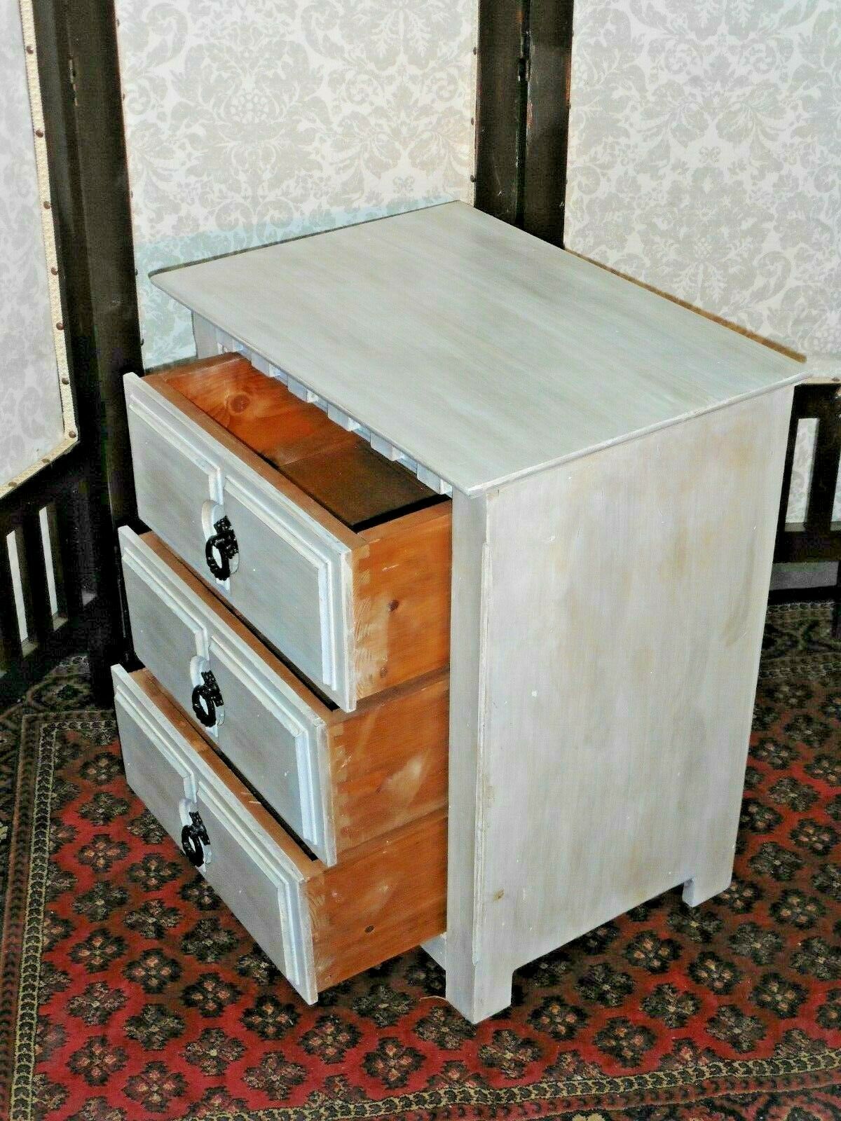 A Pair Of Refinished Pine Bedside Chests / Bedside Tables