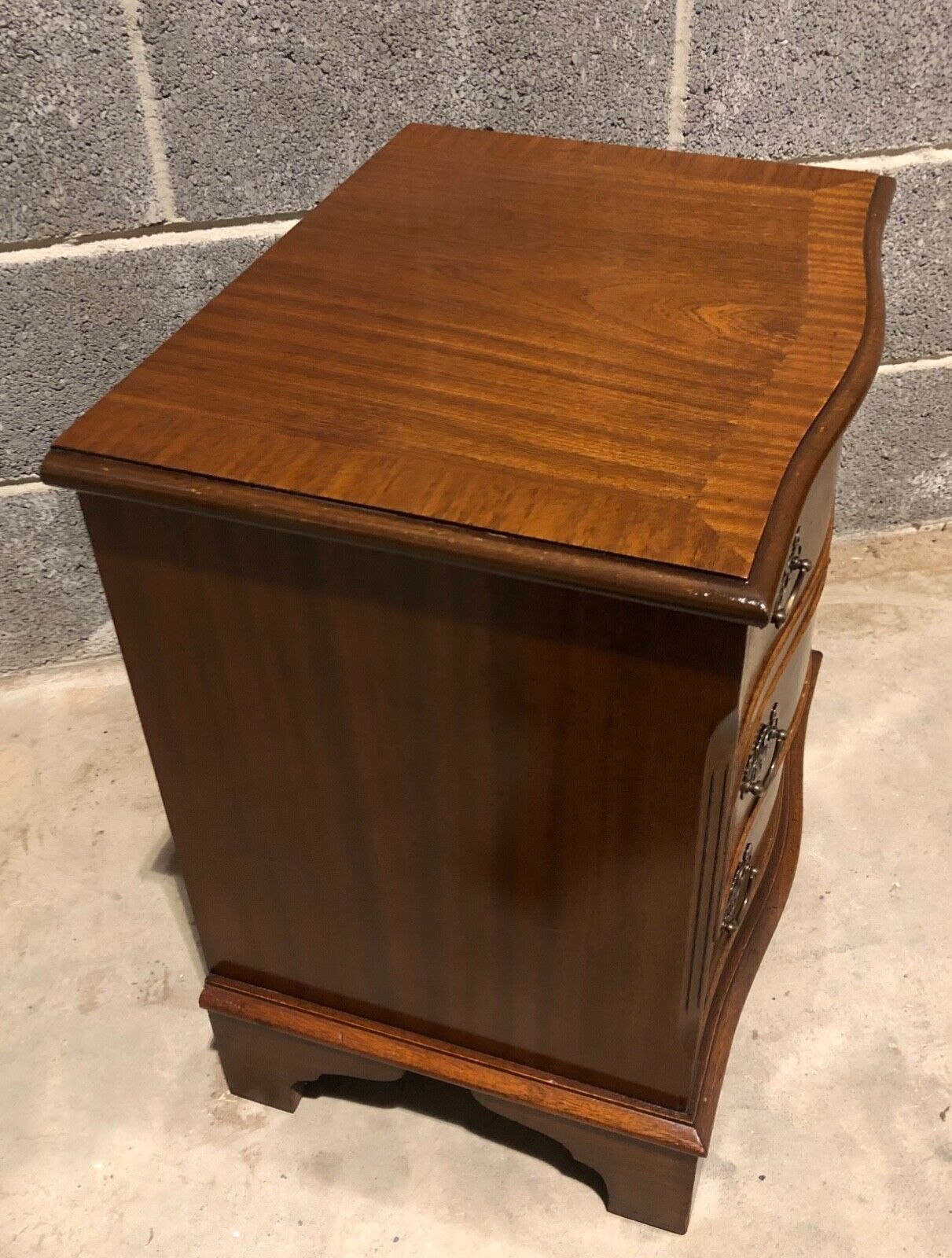 000882....Handsome Pair Of Vintage Bedside Chests / Bedside Tables