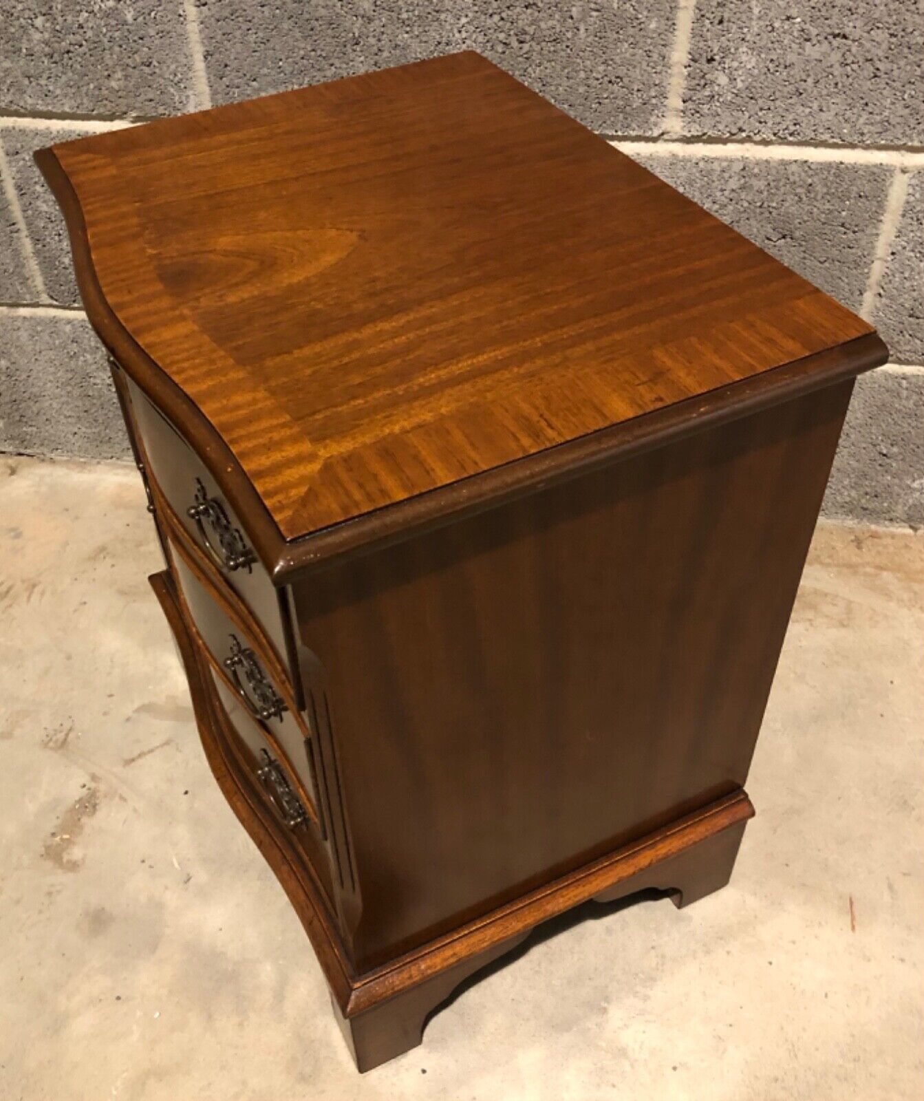 000882....Handsome Pair Of Vintage Bedside Chests / Bedside Tables