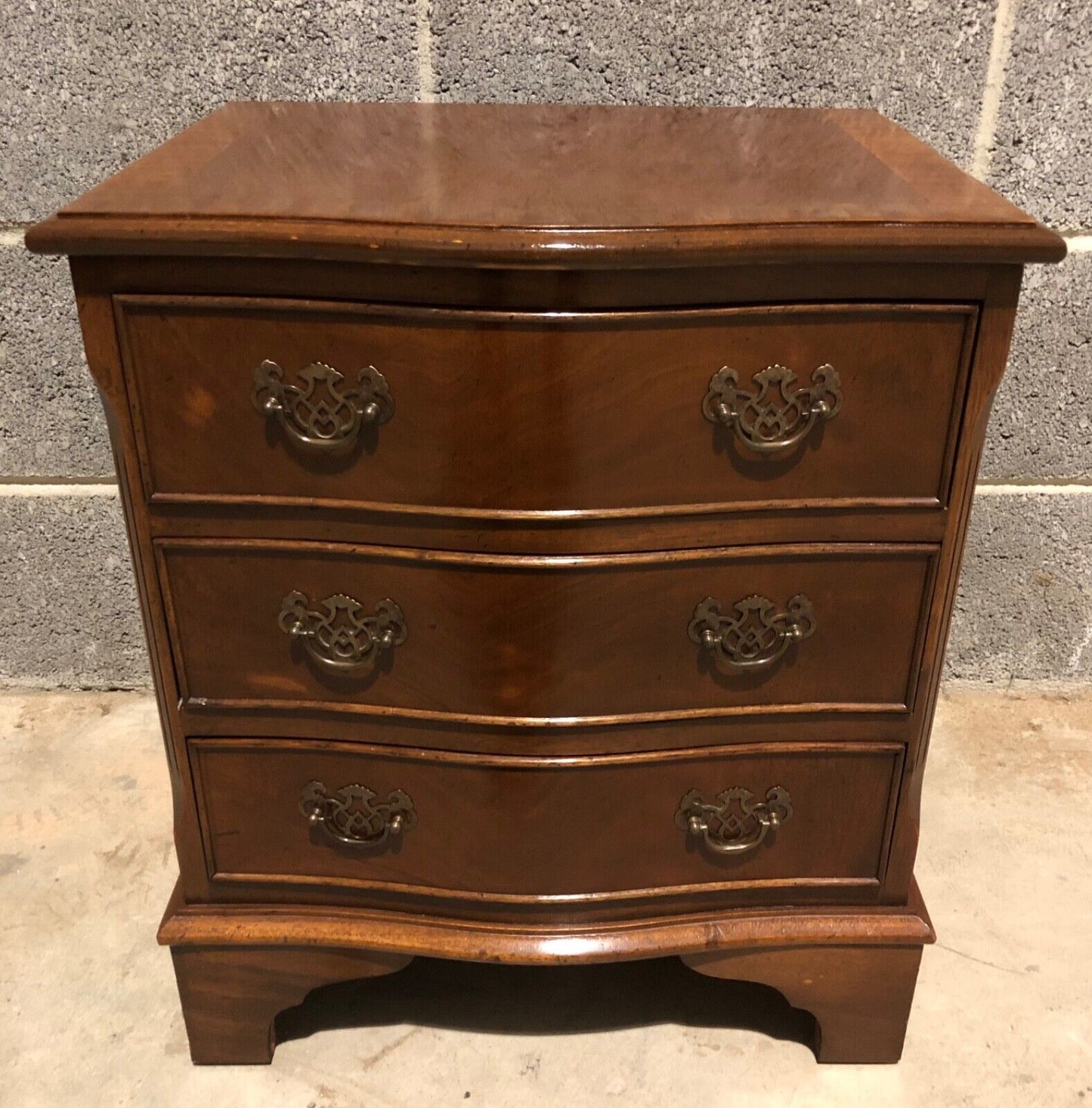 000882....Handsome Pair Of Vintage Bedside Chests / Bedside Tables