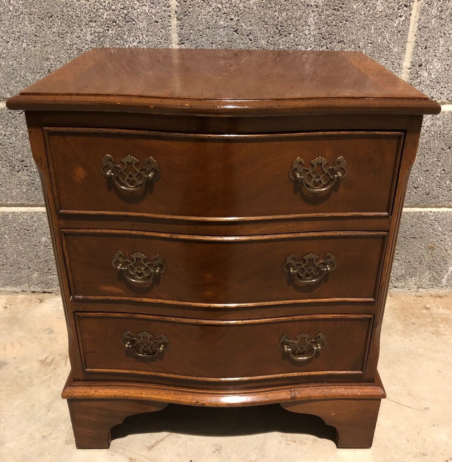 000882....Handsome Pair Of Vintage Bedside Chests / Bedside Tables