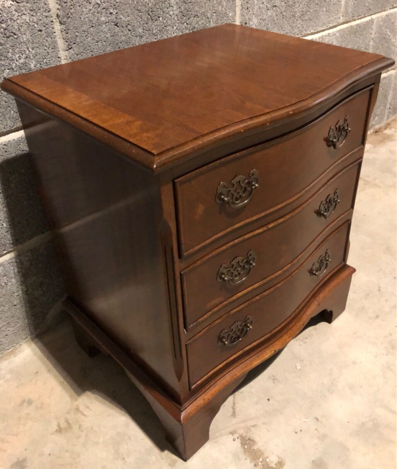 000882....Handsome Pair Of Vintage Bedside Chests / Bedside Tables