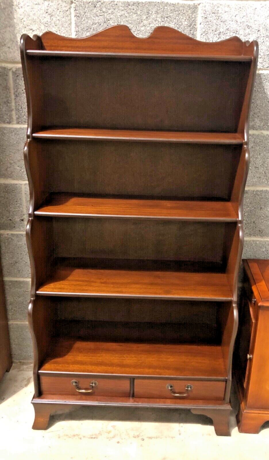 000868.....Handsome Vintage Mahogany Bookcase / Bookshelves ( sold )