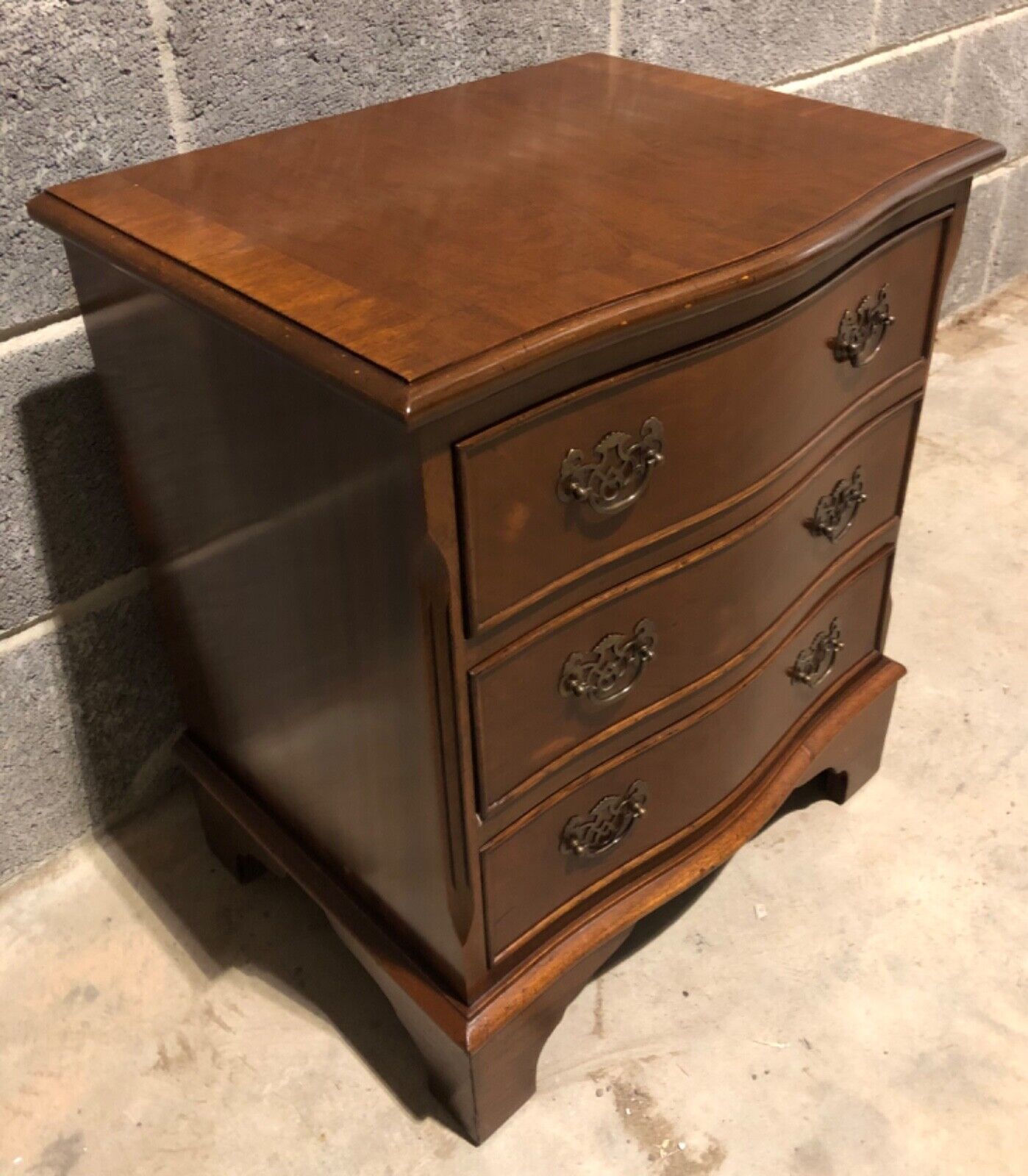 000882....Handsome Pair Of Vintage Bedside Chests / Bedside Tables