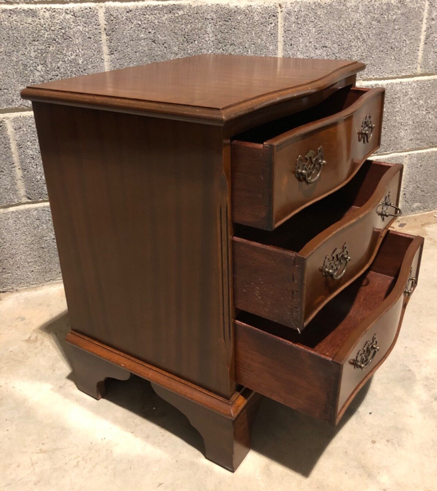 000882....Handsome Pair Of Vintage Bedside Chests / Bedside Tables