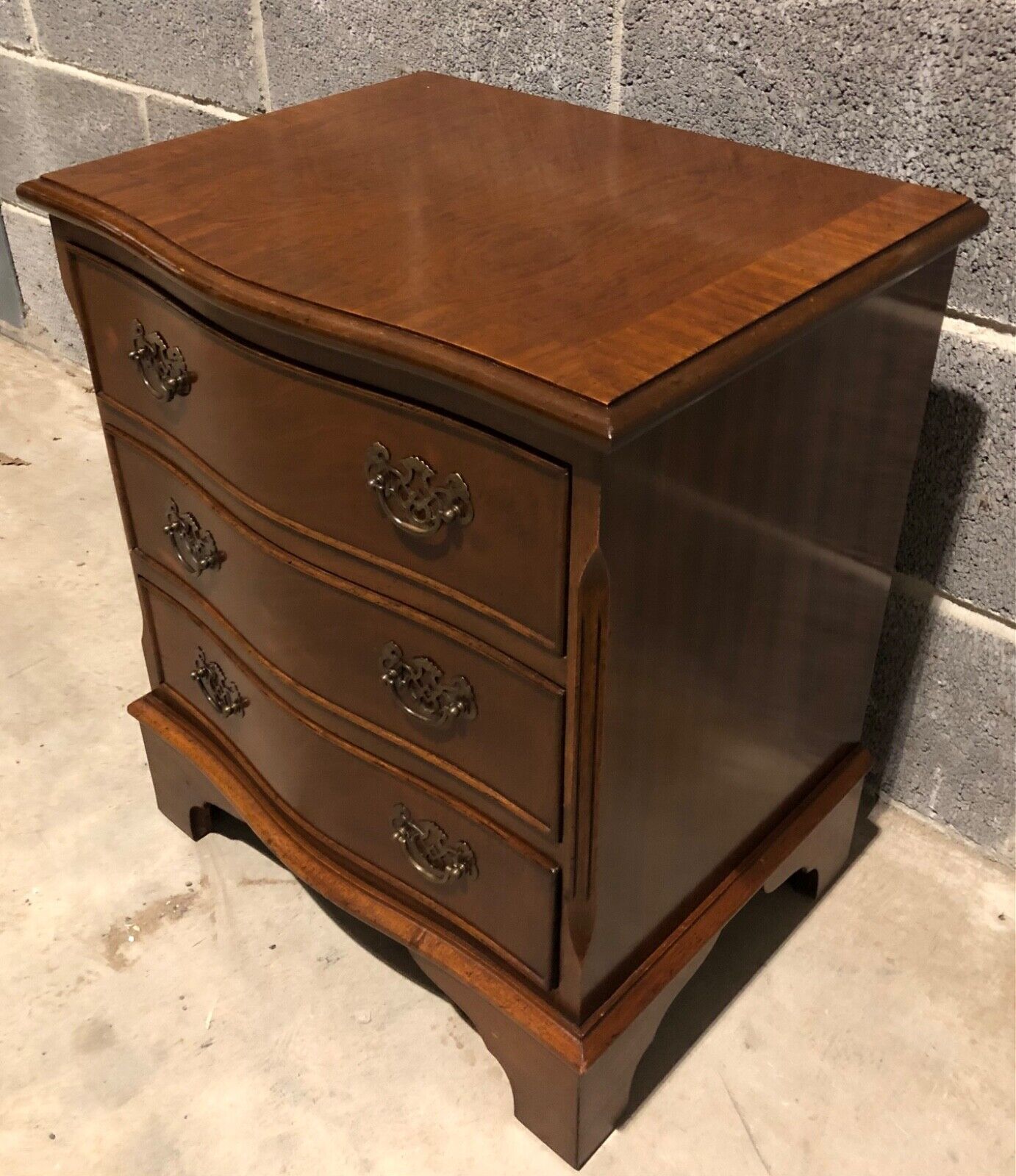 000882....Handsome Pair Of Vintage Bedside Chests / Bedside Tables