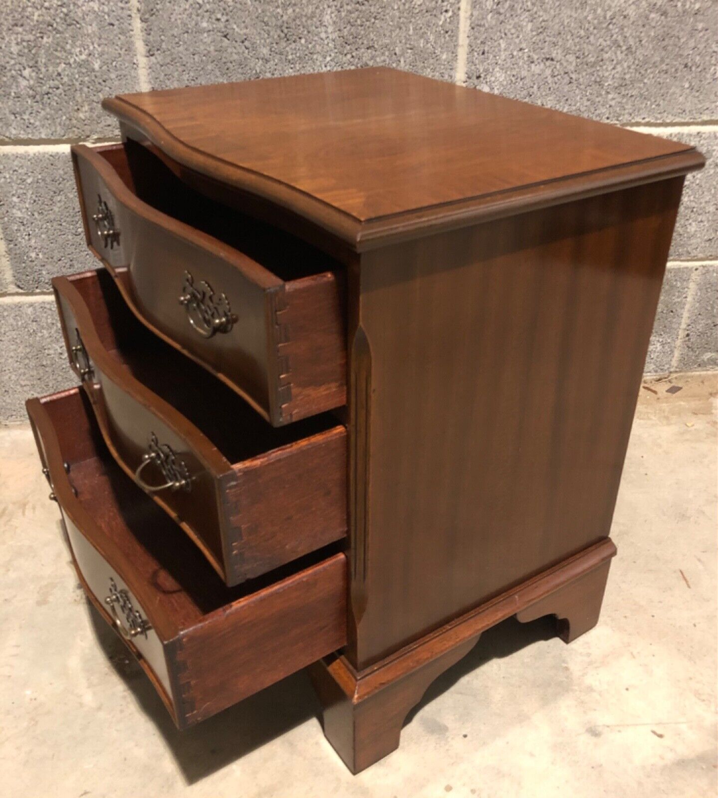 000882....Handsome Pair Of Vintage Bedside Chests / Bedside Tables