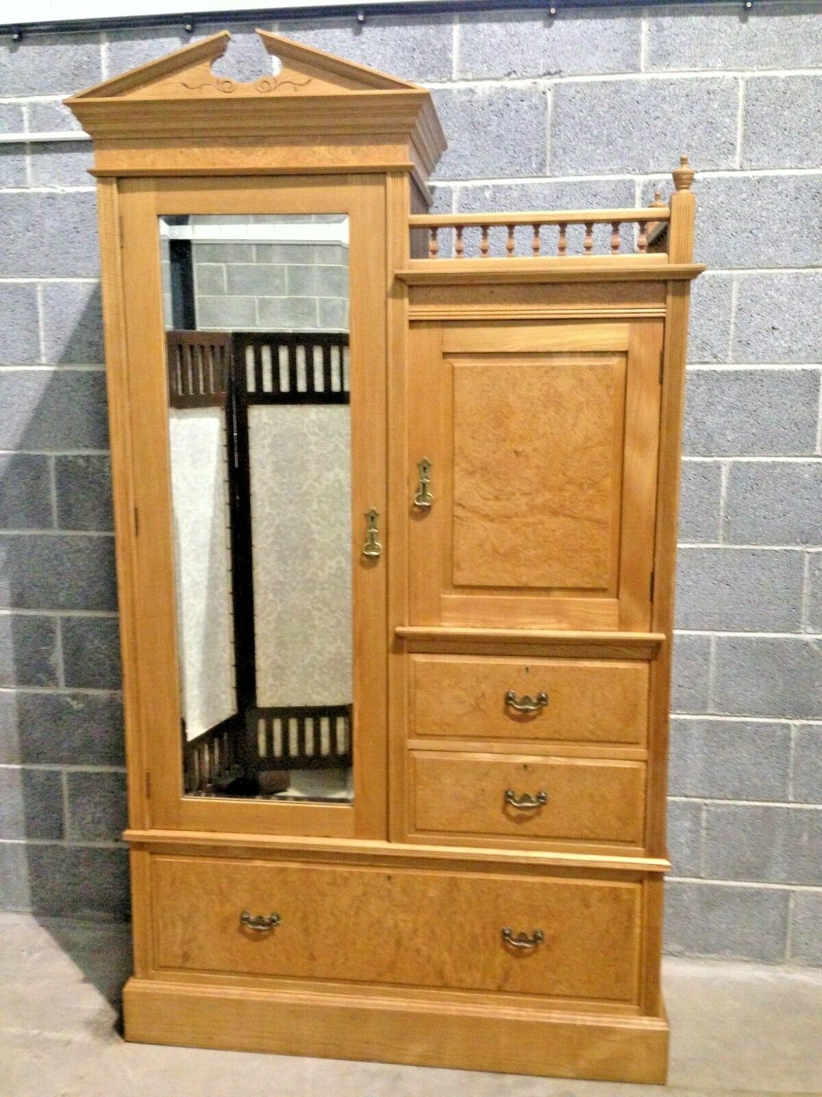 Stunning Antique Wardrobe / Beaconsfield Compactum