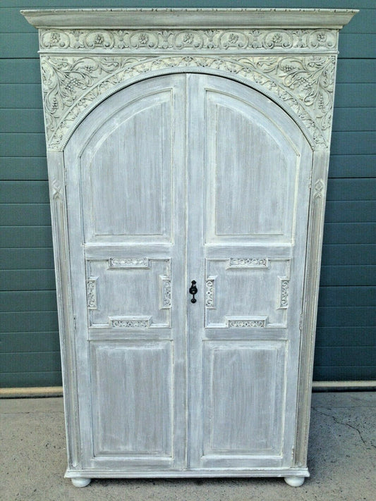 203.....Stunning Vintage Carved Oak Wardrobe / Quality Refinished Oak Wardrobe