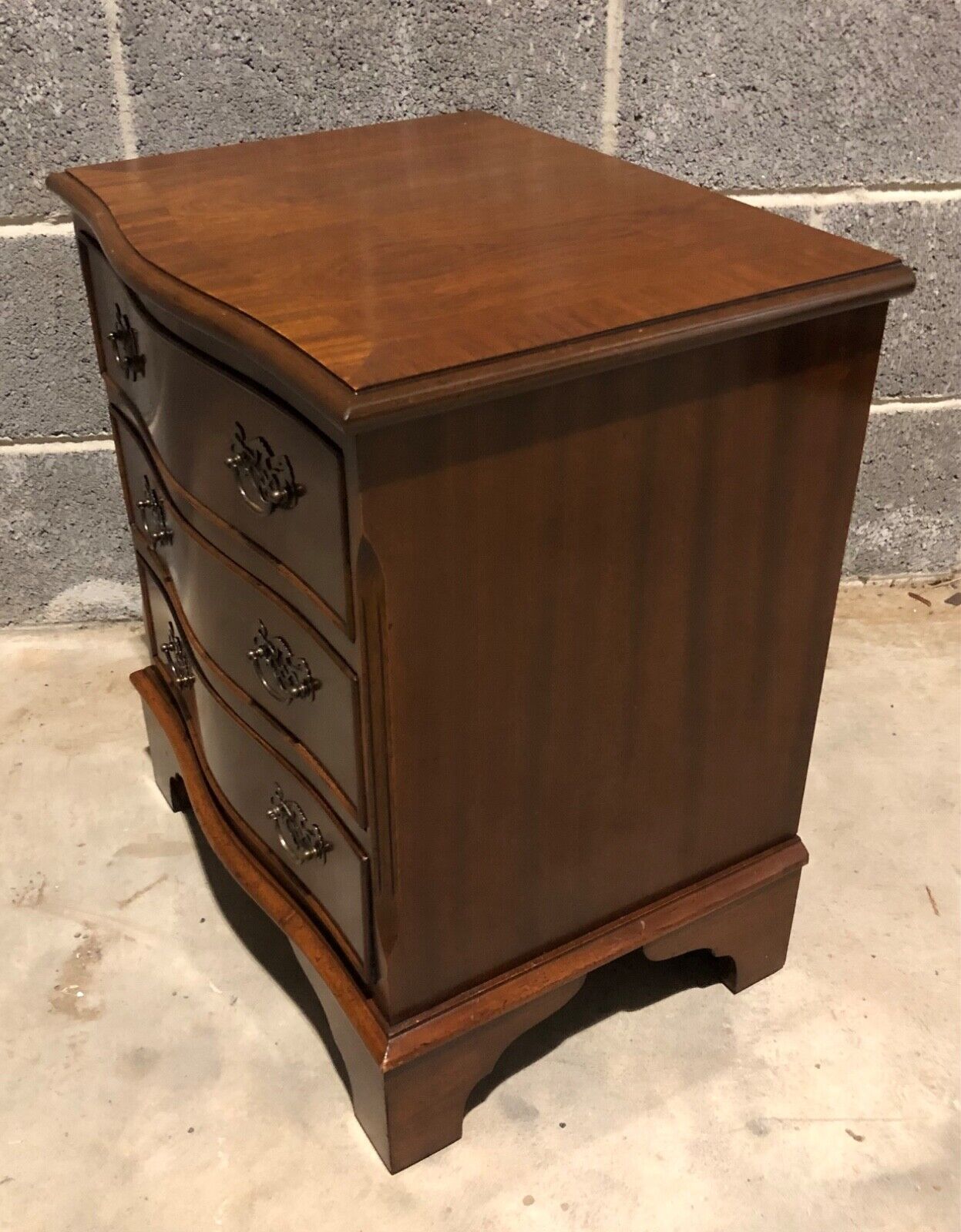 000882....Handsome Pair Of Vintage Bedside Chests / Bedside Tables