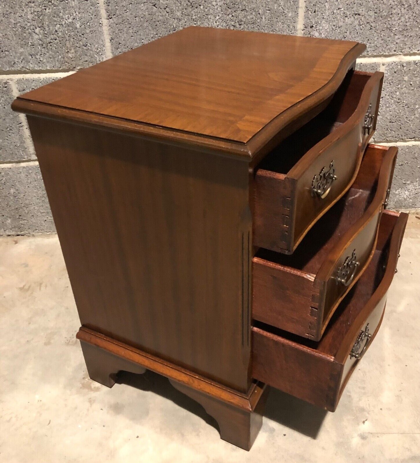 000882....Handsome Pair Of Vintage Bedside Chests / Bedside Tables