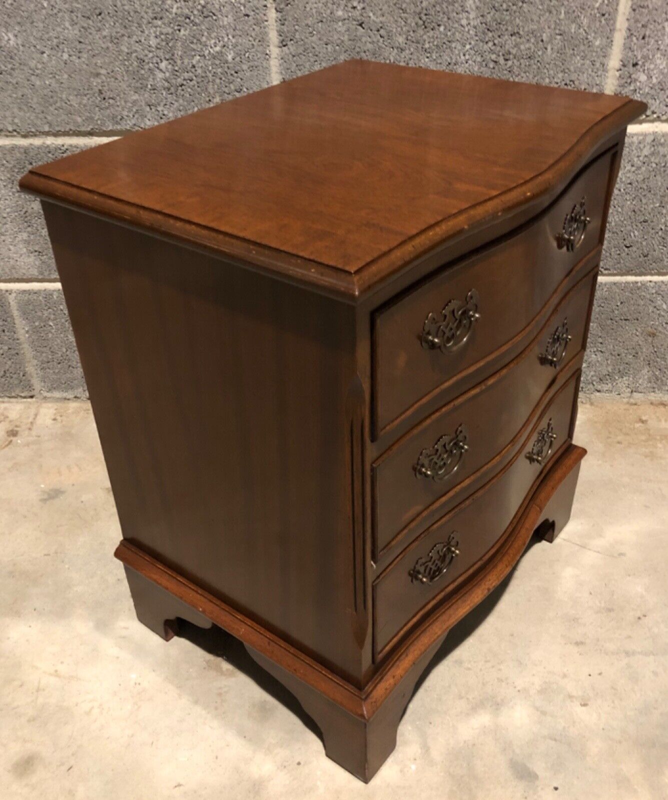 000882....Handsome Pair Of Vintage Bedside Chests / Bedside Tables