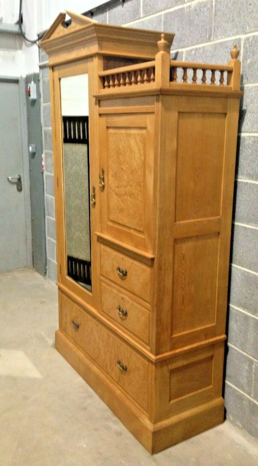 Stunning Antique Wardrobe / Beaconsfield Compactum