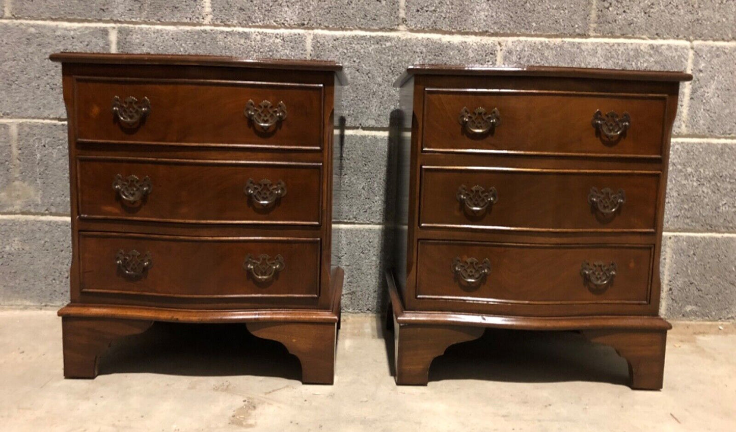 000882....Handsome Pair Of Vintage Bedside Chests / Bedside Tables