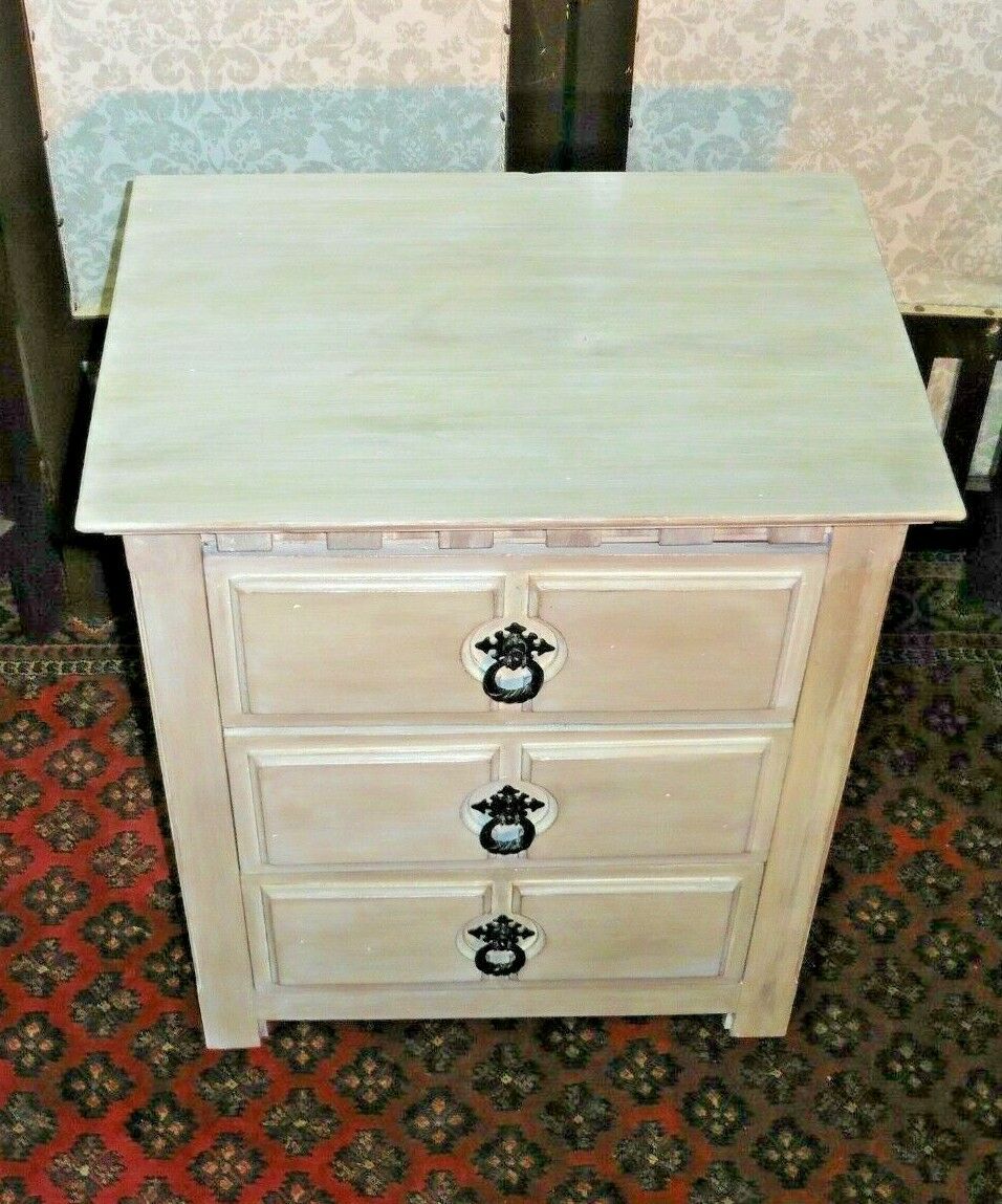 A Pair Of Refinished Pine Bedside Chests / Bedside Tables