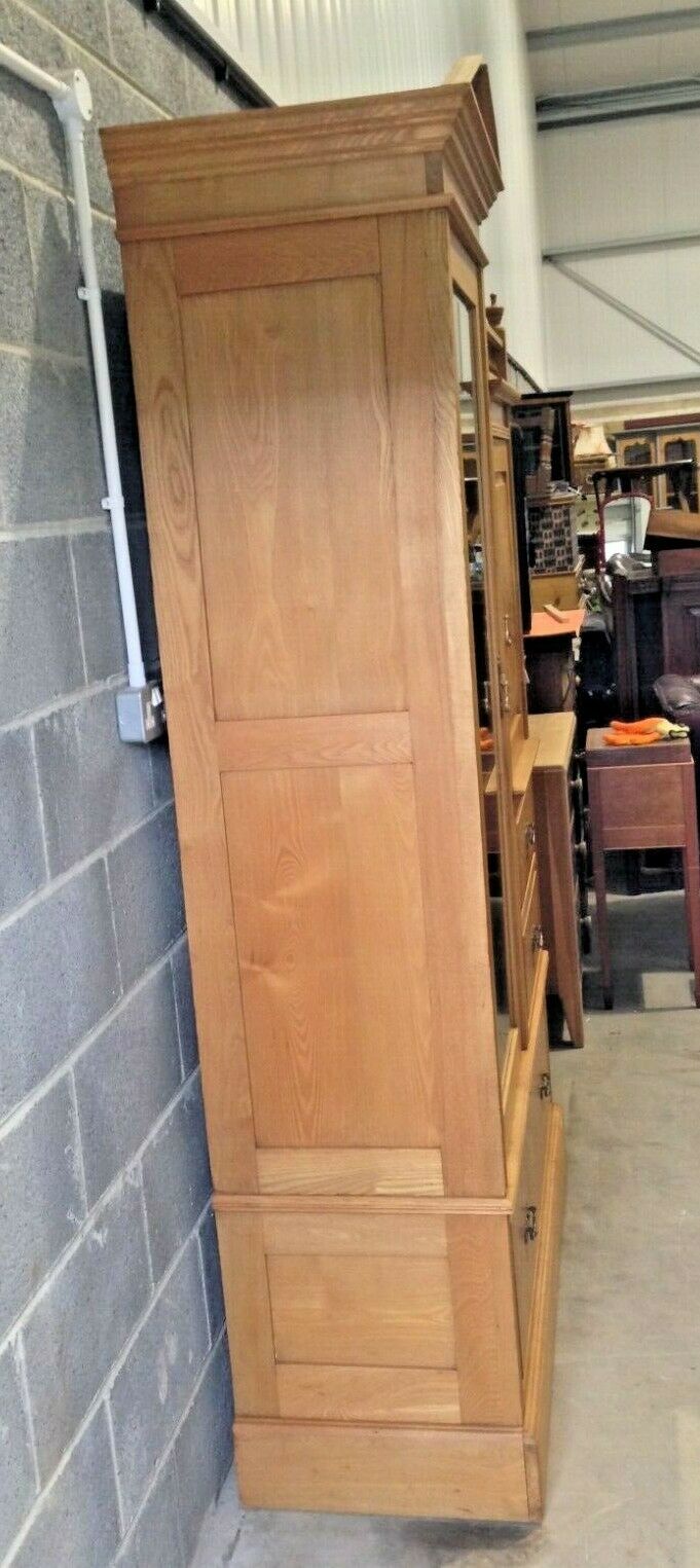 Stunning Antique Wardrobe / Beaconsfield Compactum