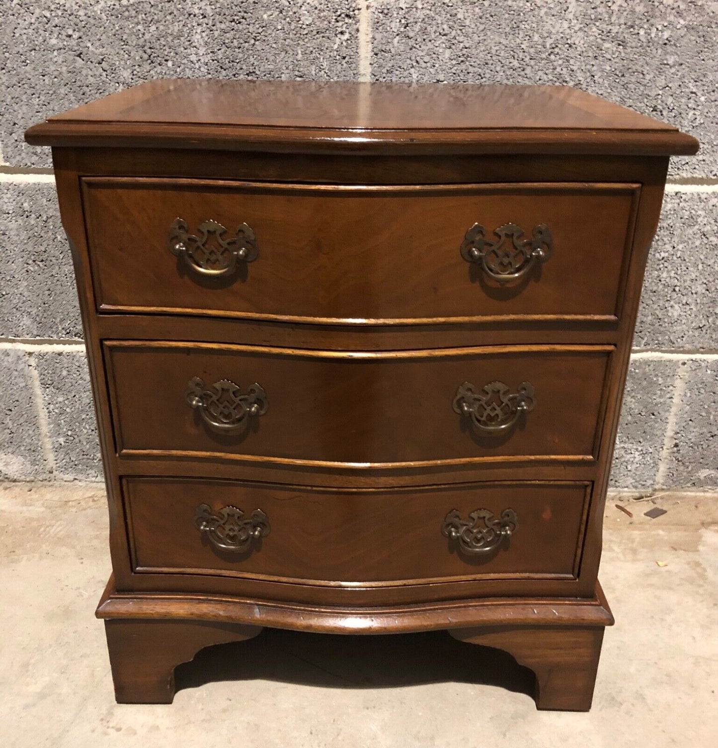 000882....Handsome Pair Of Vintage Bedside Chests / Bedside Tables