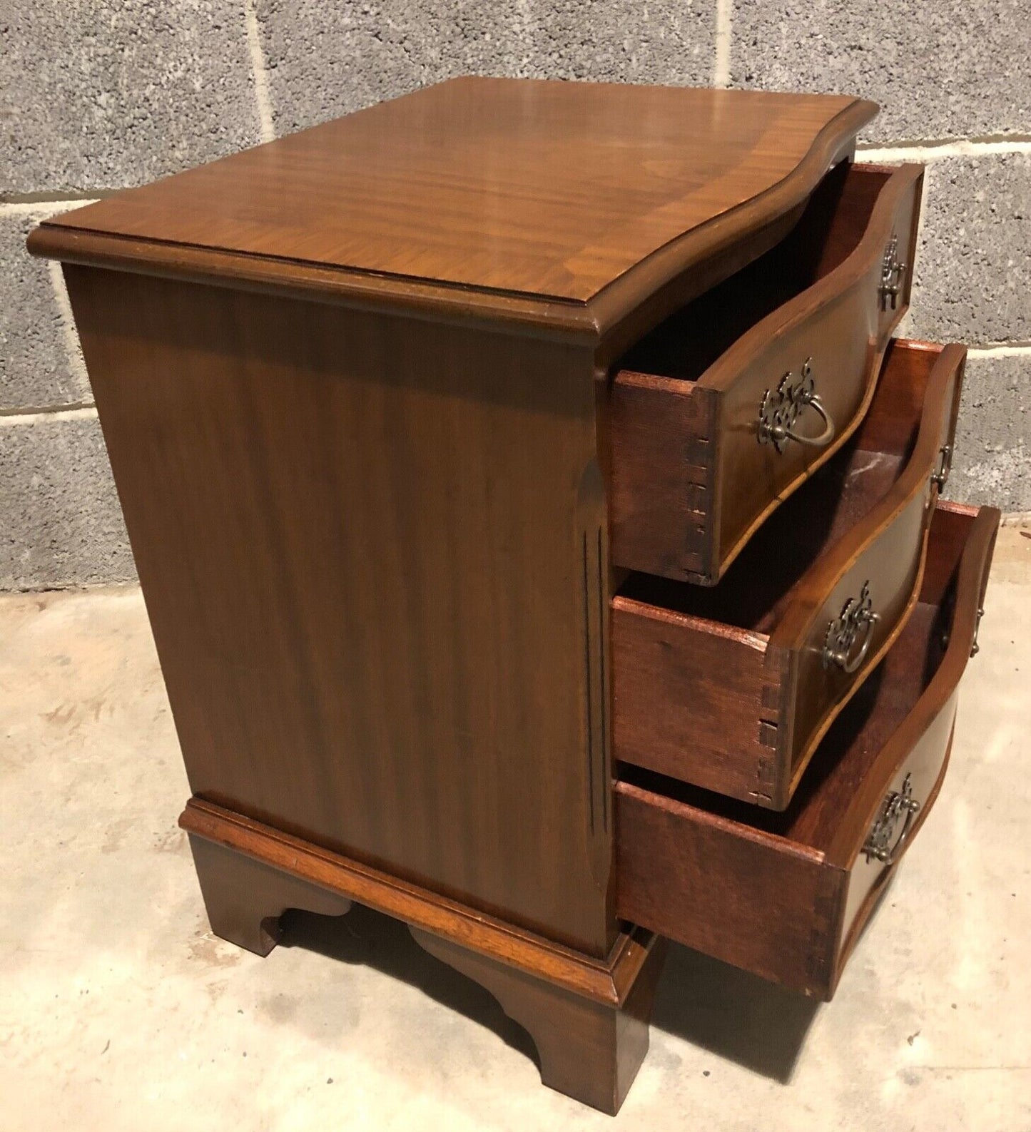 000882....Handsome Pair Of Vintage Bedside Chests / Bedside Tables