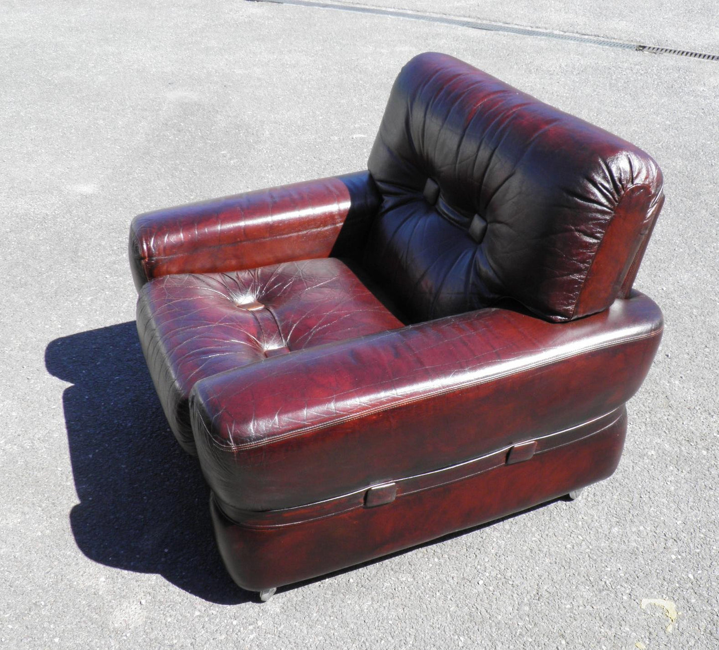 PAIR OF LEATHER RETRO ARMCHAIRS....SALE SALE SALE !