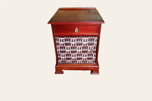 119.....Vintage Solid Mahogany Bedside Cabinet / Bedside Table