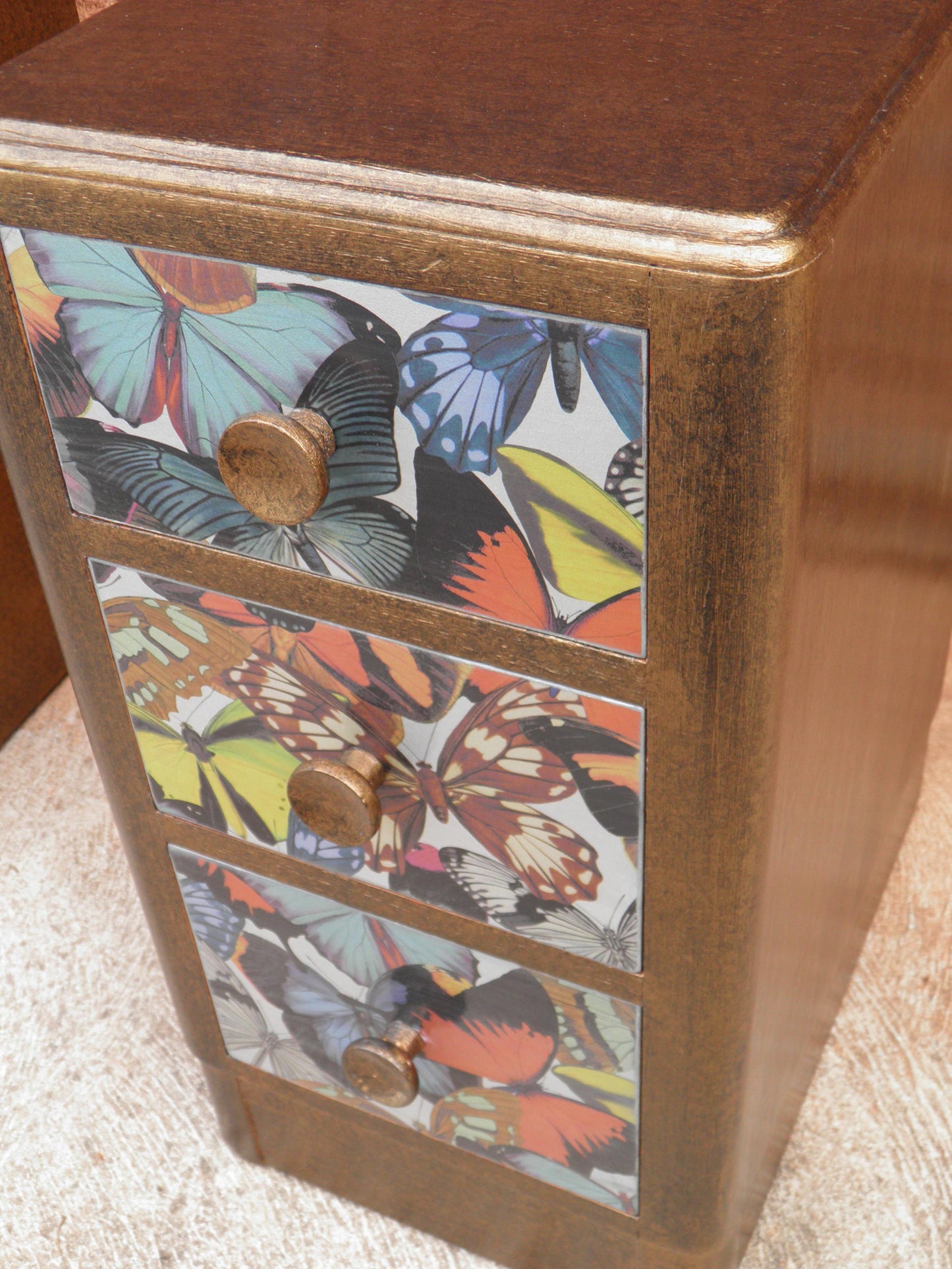 A Pair Of Art Deco Style Bedside Chests / Bedside Cabinets