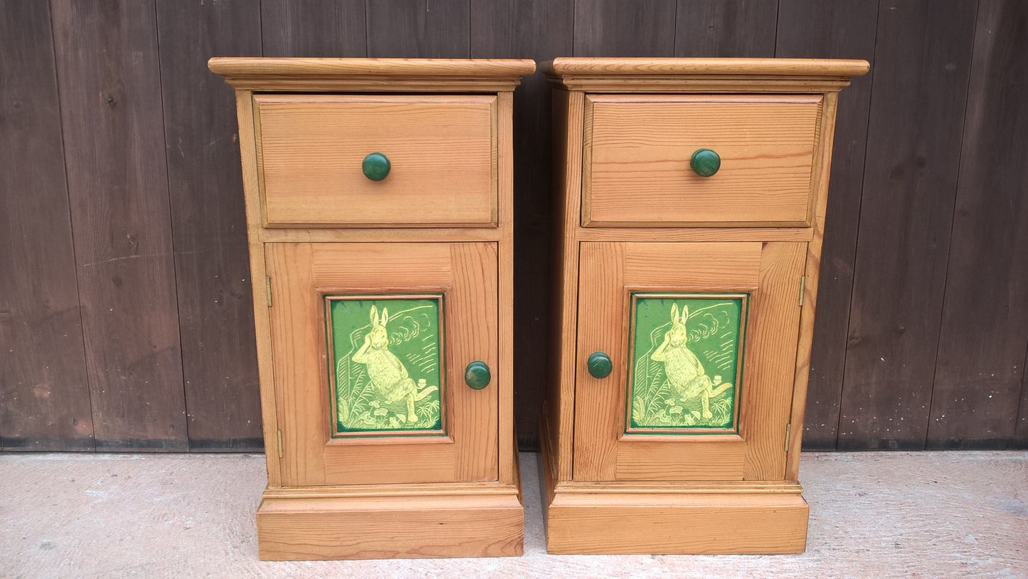 UNIQUE PAIR OF PINE BEDSIDE CABINETS - BEDSIDE TABLES