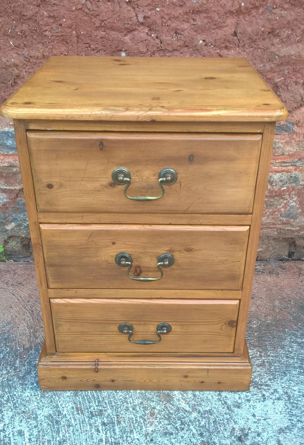 Pair Of Pine Bedside Chests / Good Quality Heavy Pine Bedside Cabinets