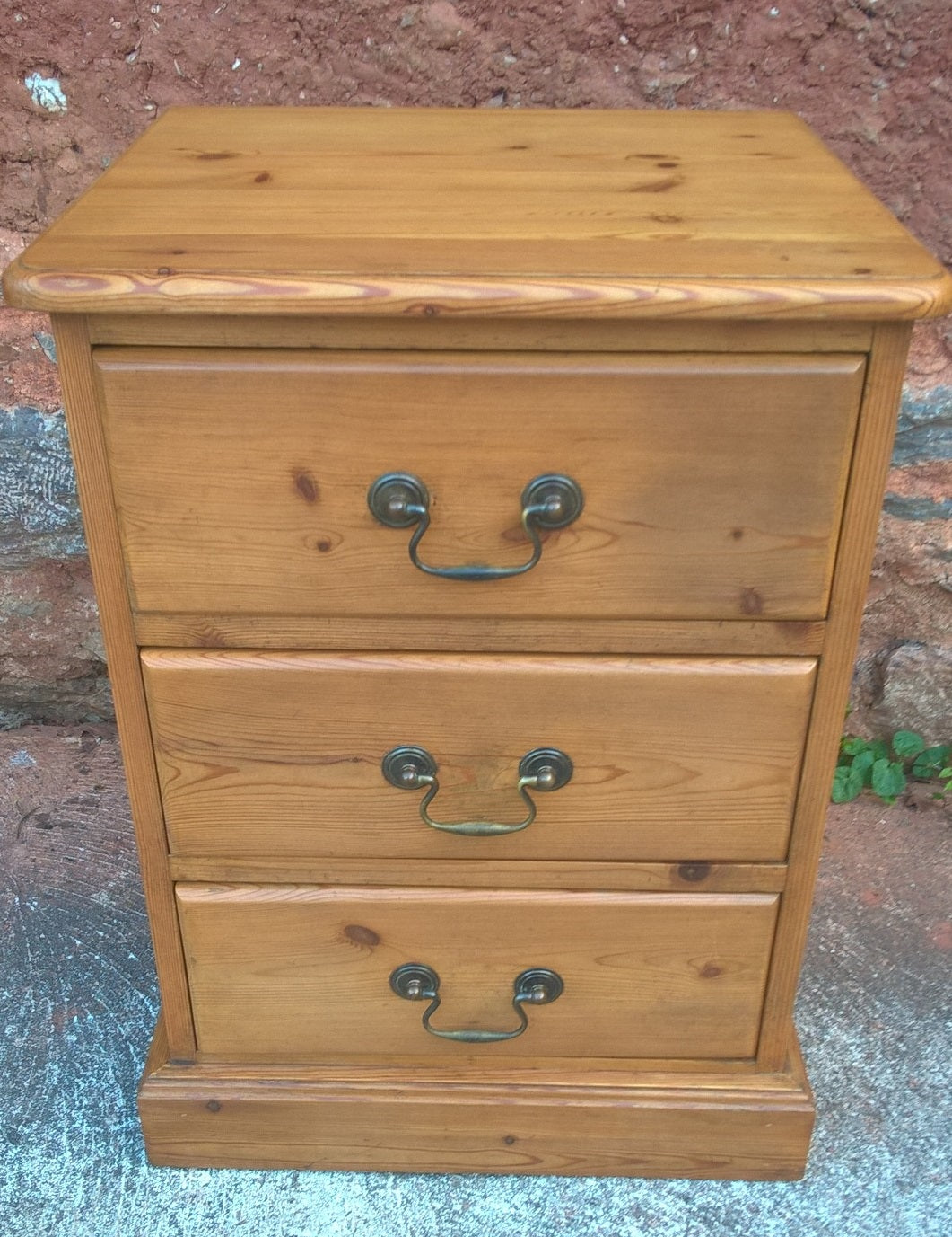 Pair Of Pine Bedside Chests / Good Quality Heavy Pine Bedside Cabinets