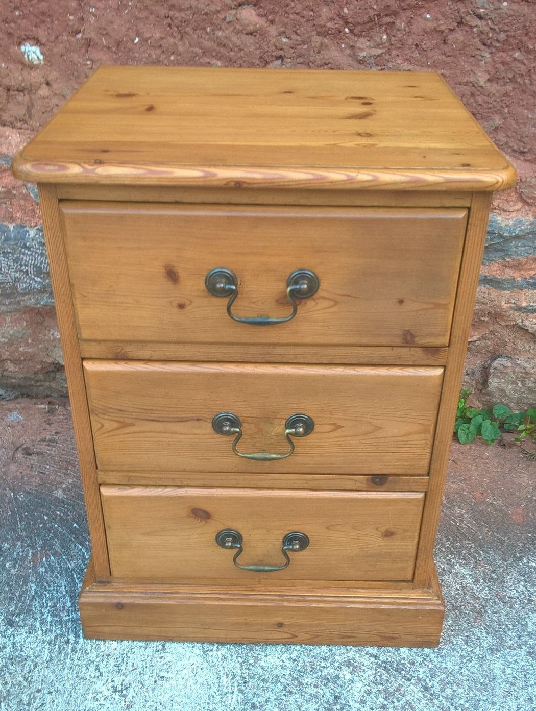 Pair Of Pine Bedside Chests / Good Quality Heavy Pine Bedside Cabinets