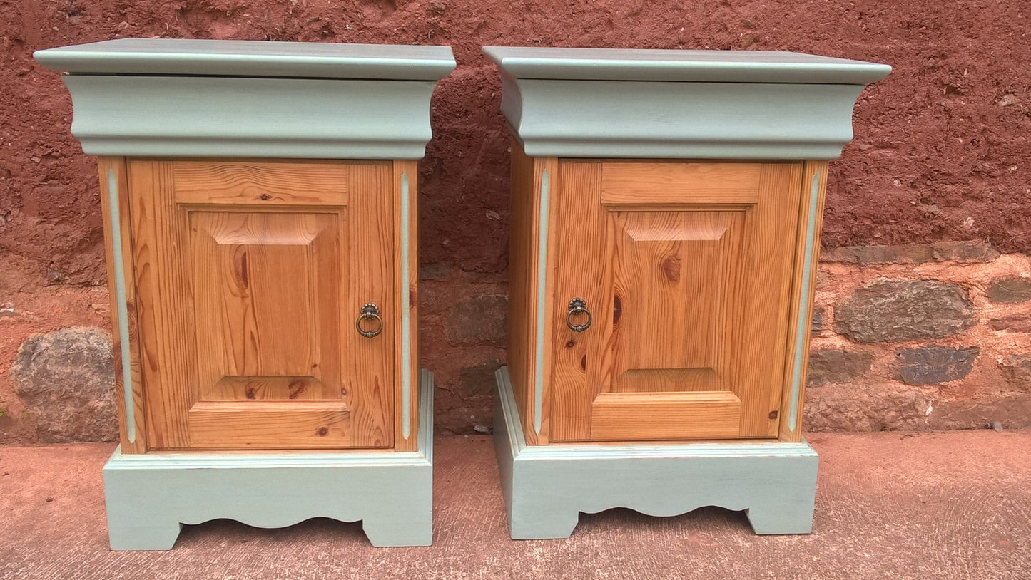 Attractive Pair Of Vintage Bedside Cabinets