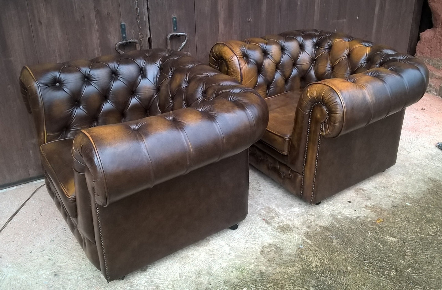 Gorgeous Pair Of Leather Chesterfield Club Chairs Made By Thomas Lloyd