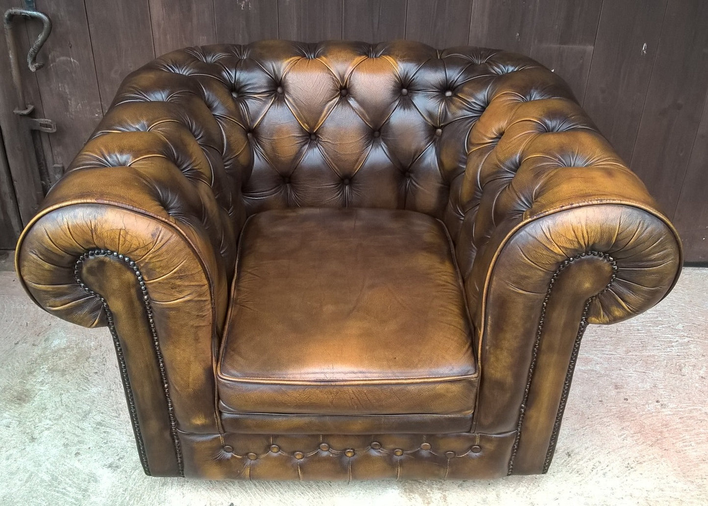 Gorgeous Pair Of Leather Chesterfield Club Chairs Made By Thomas Lloyd