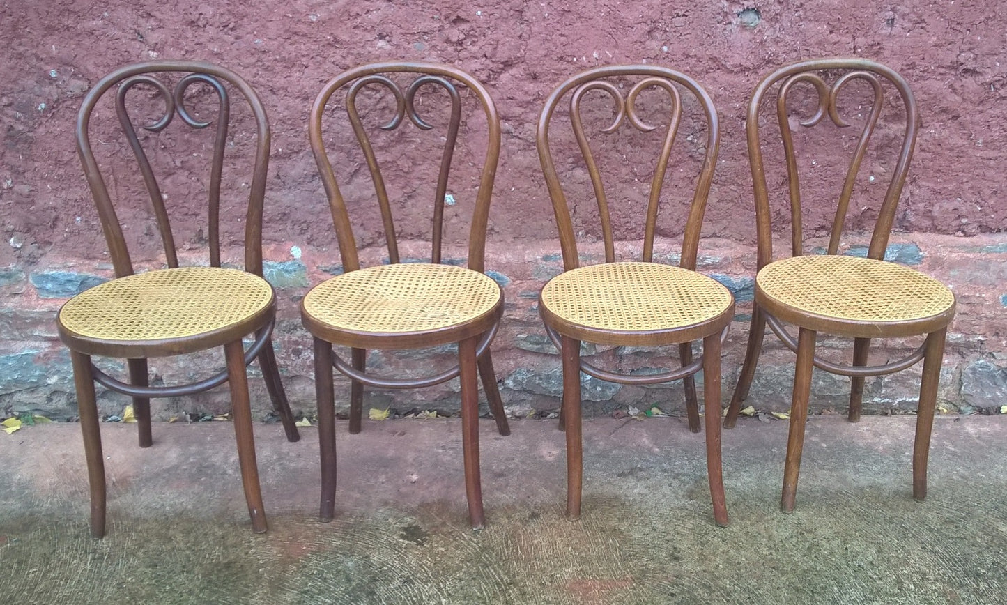 A SET OF FOUR PRETTY BENTWOOD BISTRO CHAIRS / KITCHEN CHAIRS