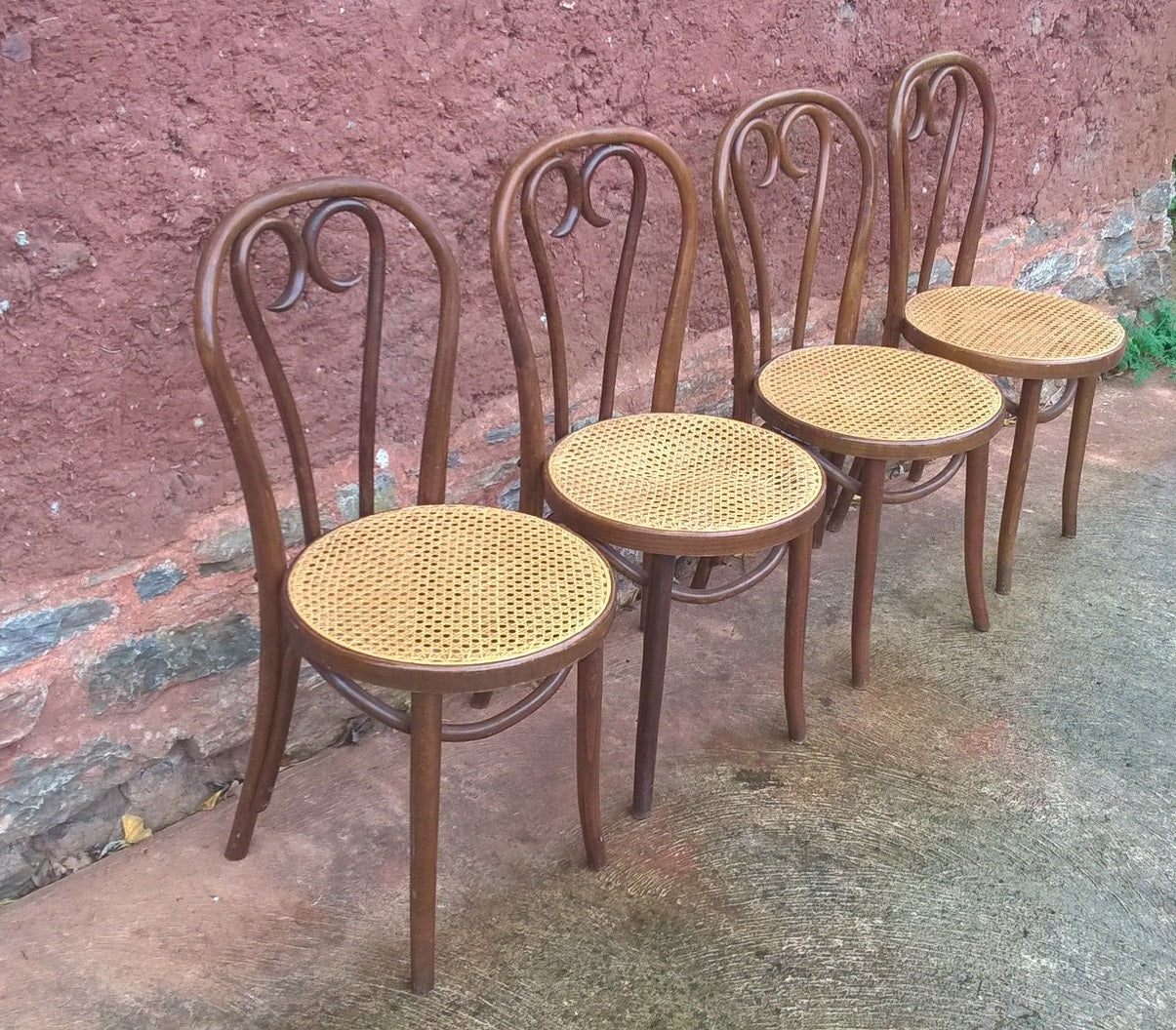 A SET OF FOUR PRETTY BENTWOOD BISTRO CHAIRS / KITCHEN CHAIRS