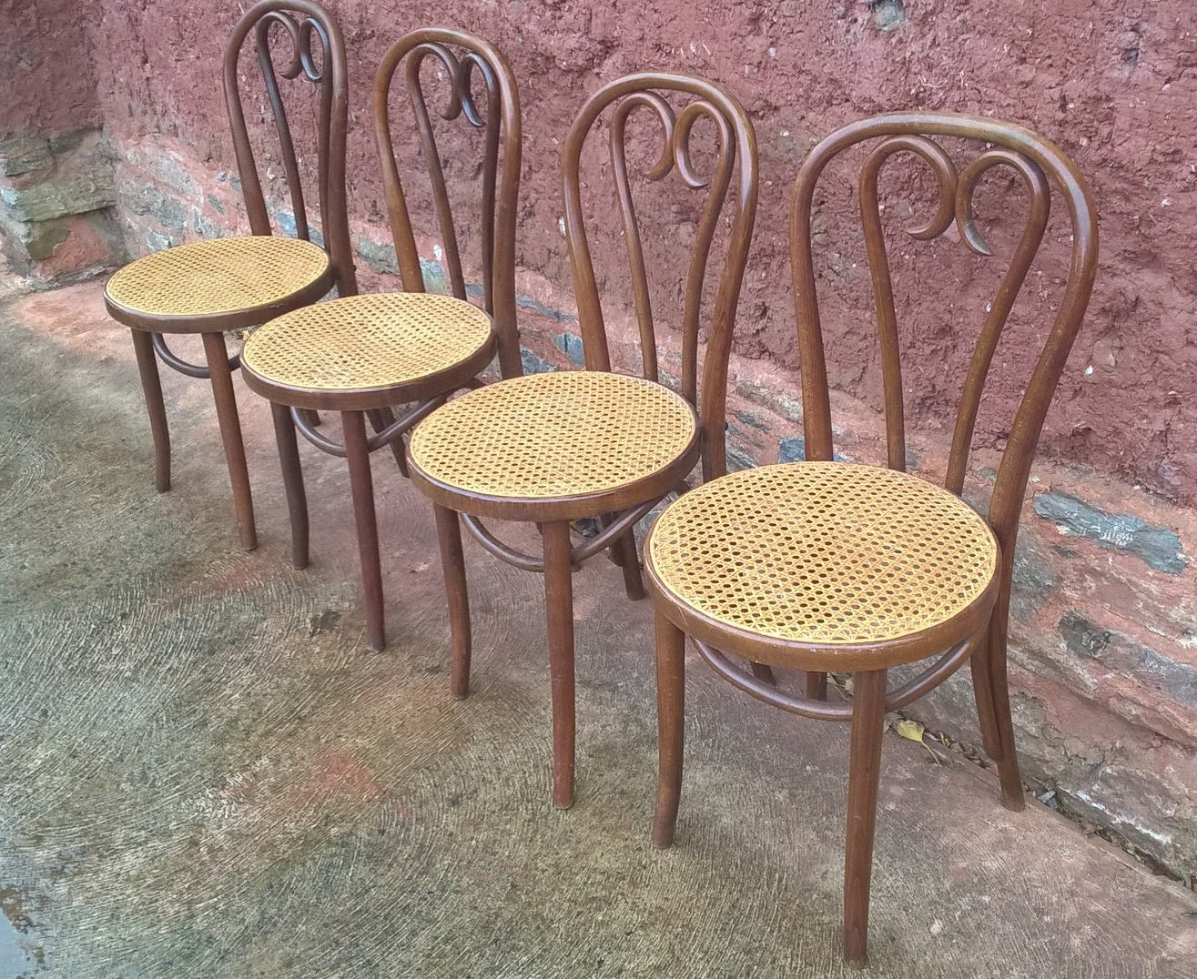 A SET OF FOUR PRETTY BENTWOOD BISTRO CHAIRS / KITCHEN CHAIRS